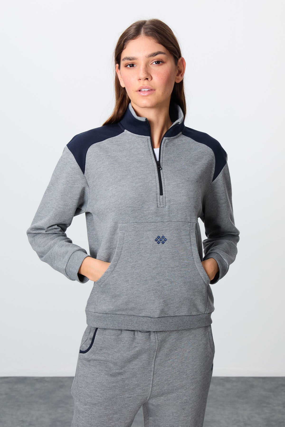 Image of Gri Melanj Kompakt Pamuklu Kalın Pürüzsüz Dokulu Dik Yaka Oversize Fit Kadın Eşofman Takım - 95342