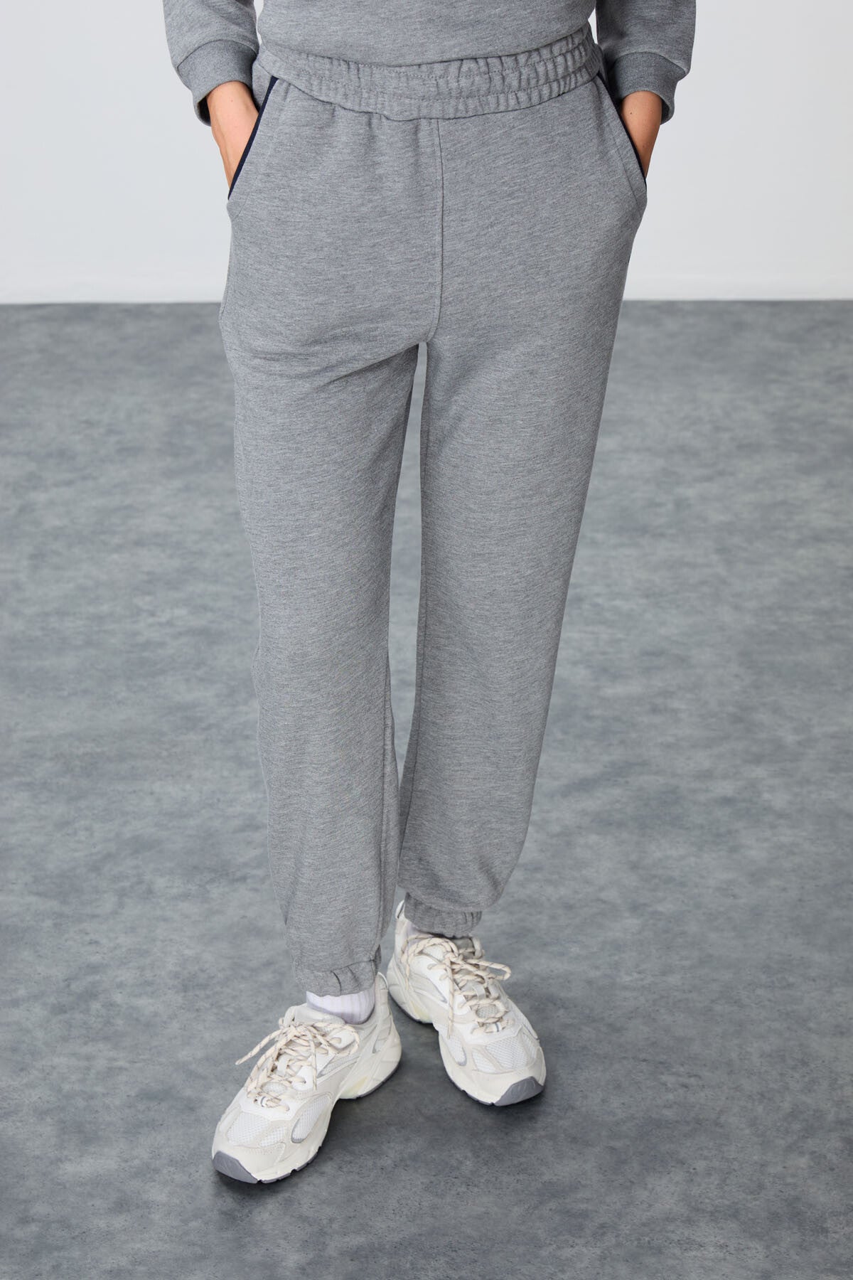 Image of Gri Melanj Kompakt Pamuklu Kalın Pürüzsüz Dokulu Dik Yaka Oversize Fit Kadın Eşofman Takım - 95342