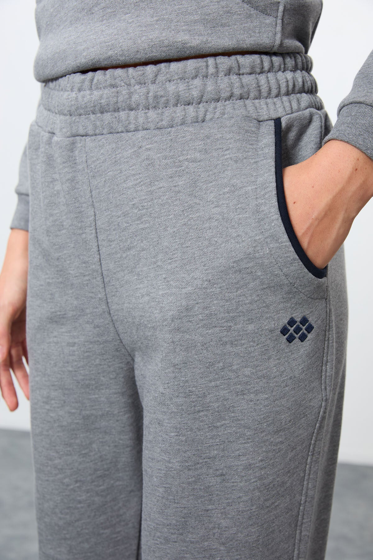 Image of Gri Melanj Kompakt Pamuklu Kalın Pürüzsüz Dokulu Dik Yaka Oversize Fit Kadın Eşofman Takım - 95342