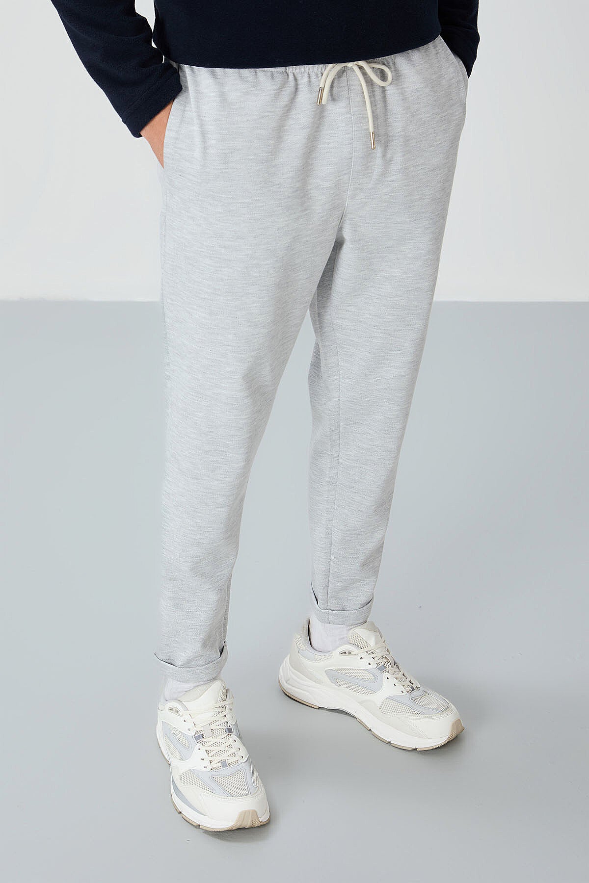 Image of Pantaloni de trening gri texturați, croială standard, pentru bărbați - 82154