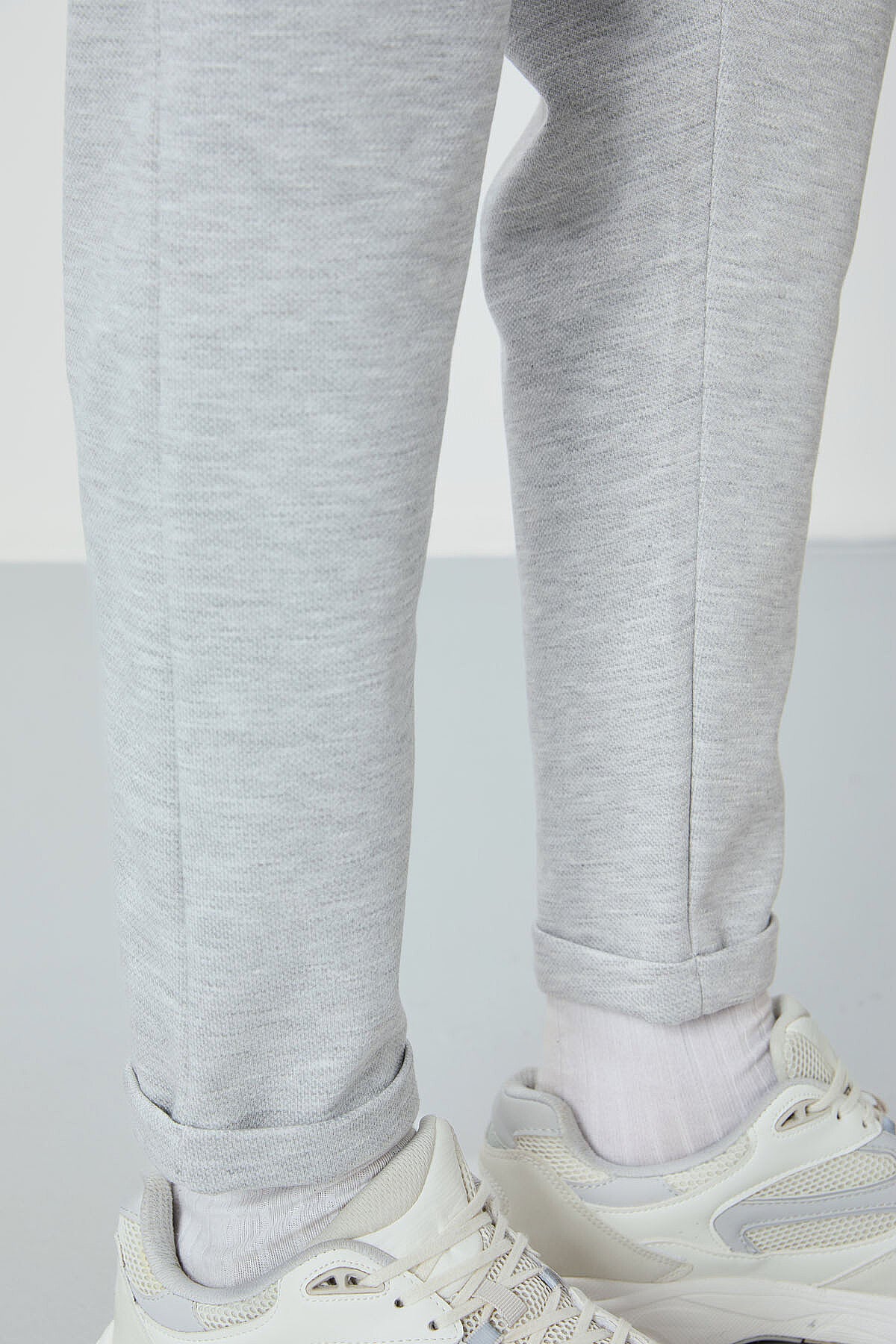 Image of Pantaloni de trening gri texturați, croială standard, pentru bărbați - 82154