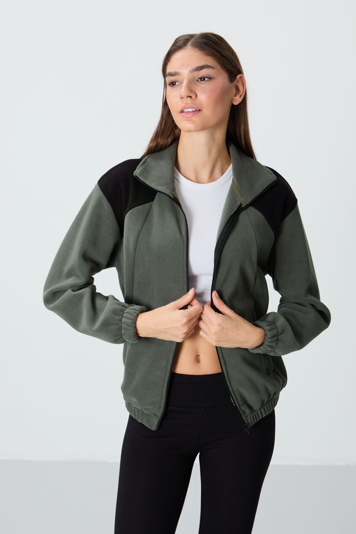 Image of Haki Kalın Yumuşak Dokulu Dik Yaka Oversize Nakışlı Polar Kadın Sweatshirt - 97293