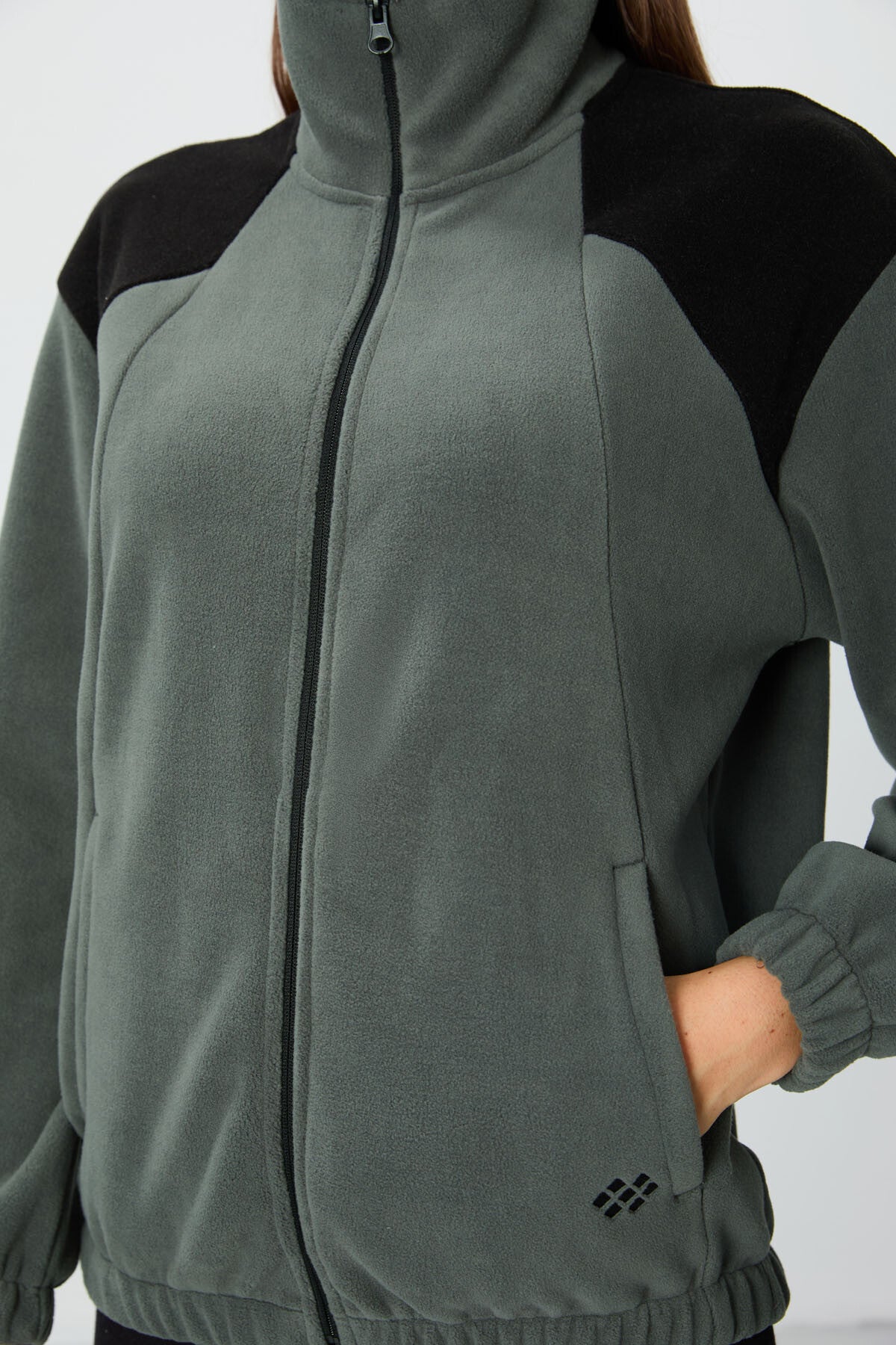 Image of Haki Kalın Yumuşak Dokulu Dik Yaka Oversize Nakışlı Polar Kadın Sweatshirt - 97293