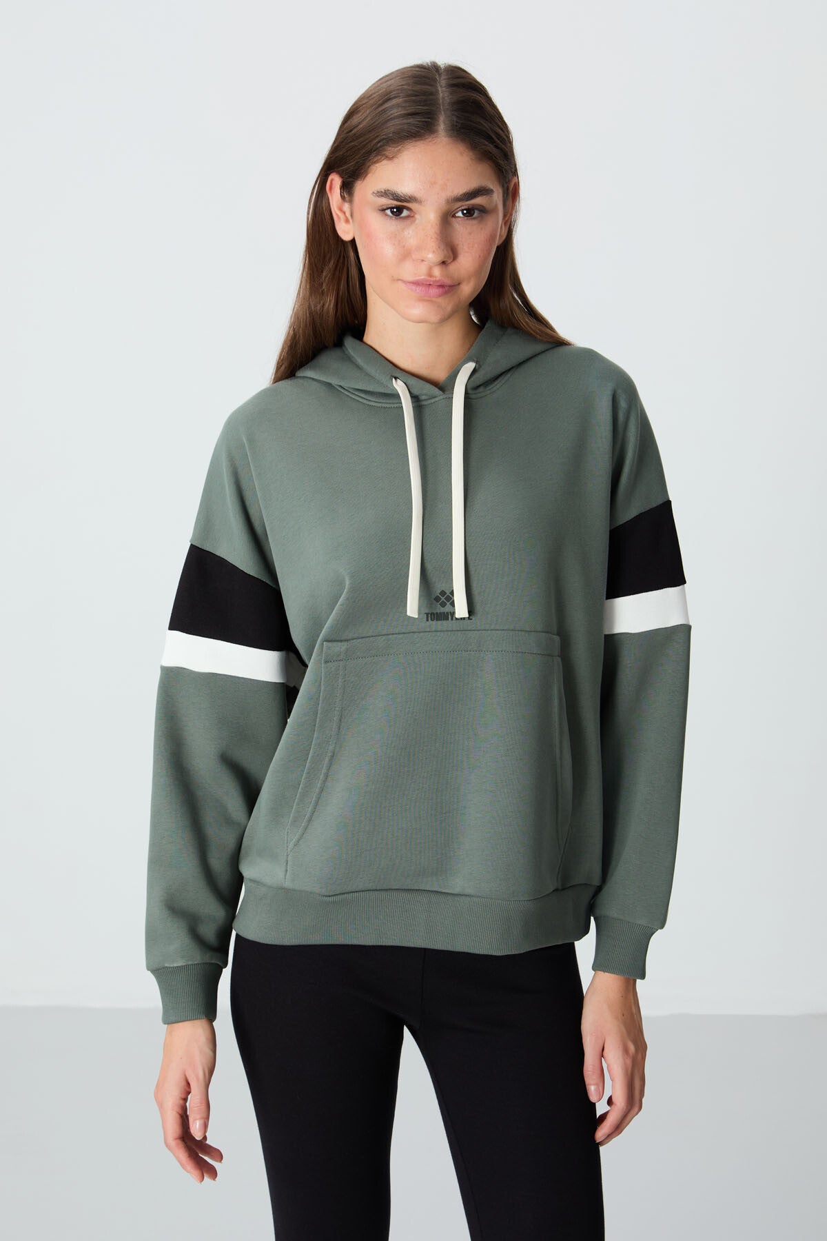 Image of Haki Kompakt Pamuklu Kalın Pürüzsüz Dokulu Kapüşonlu Oversize Fit Kadın Sweatshirt - 97290