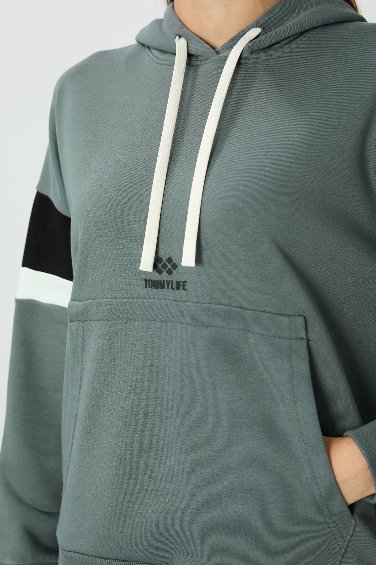 Image of Haki Kompakt Pamuklu Kalın Pürüzsüz Dokulu Kapüşonlu Oversize Fit Kadın Sweatshirt - 97290