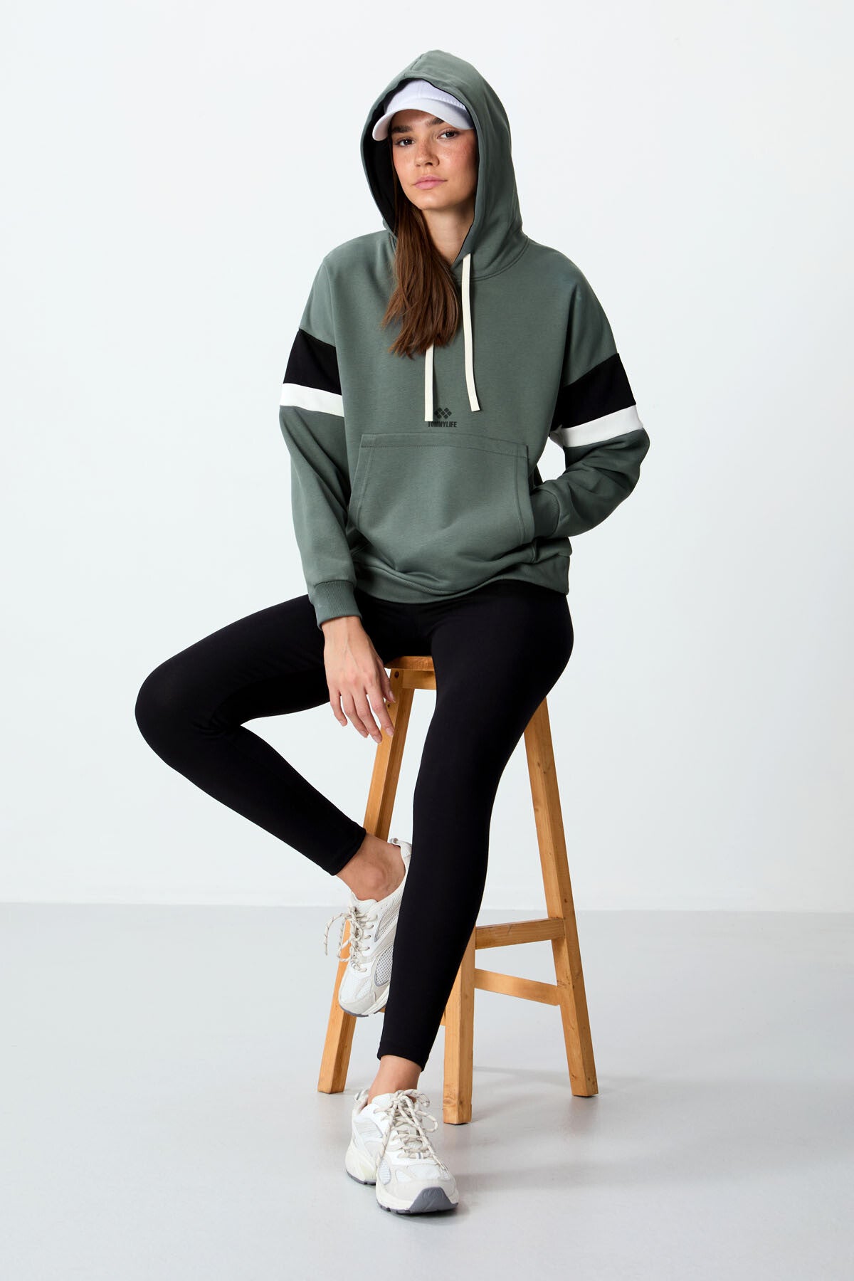 Image of Haki Kompakt Pamuklu Kalın Pürüzsüz Dokulu Kapüşonlu Oversize Fit Kadın Sweatshirt - 97290