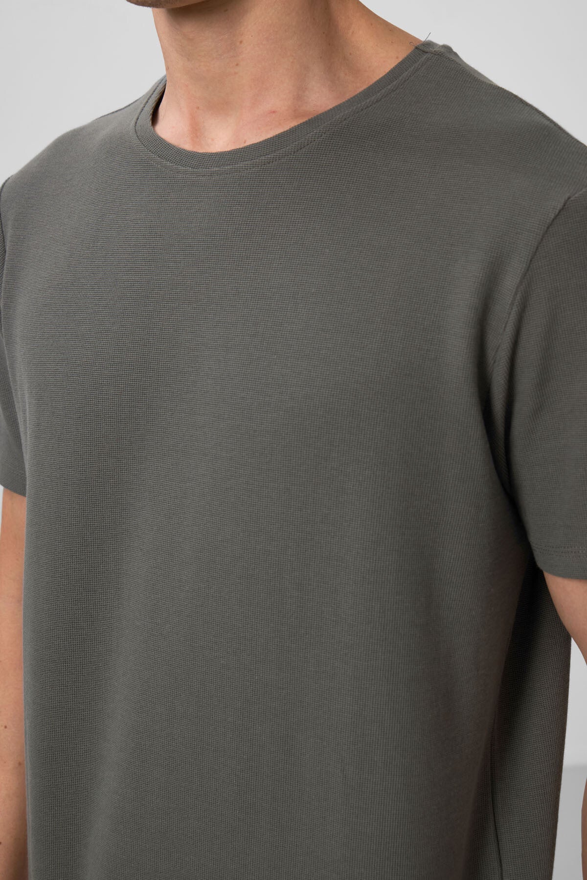 Image of Haki Yüzeyi Dokulu Rahat Form Basic Erkek T-Shirt - 88436