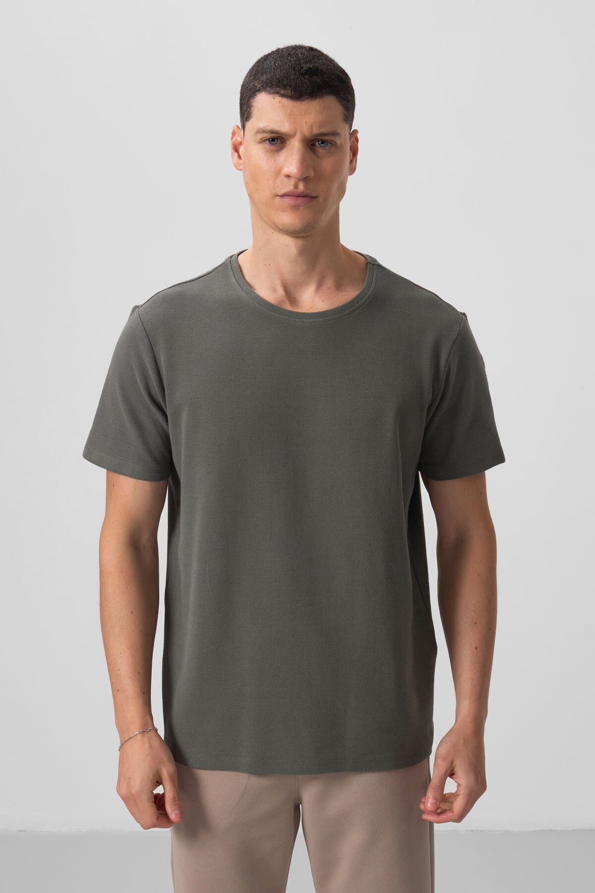 Image of Haki Yüzeyi Dokulu Rahat Form Basic Erkek T-Shirt - 88436