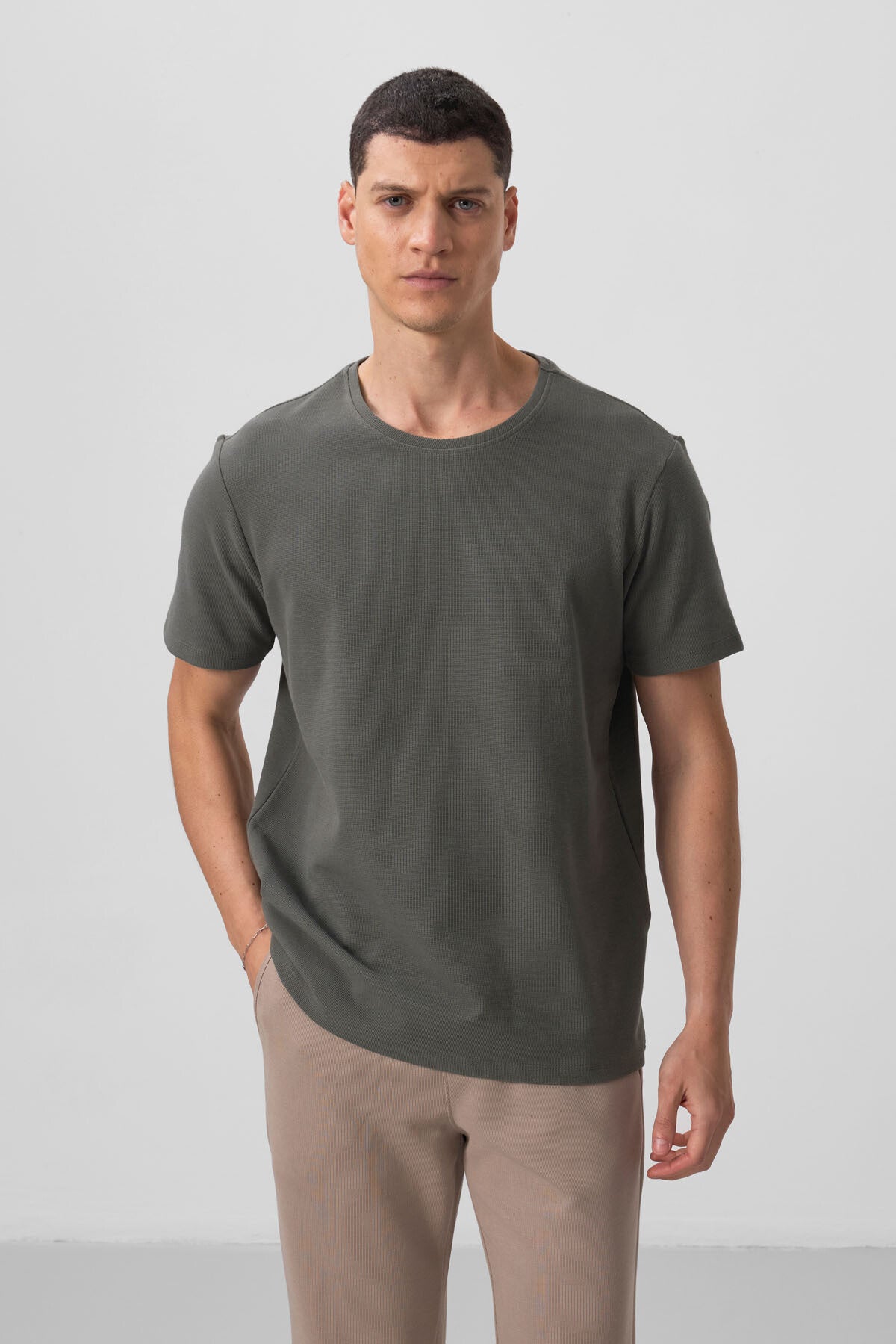 Image of Haki Yüzeyi Dokulu Rahat Form Basic Erkek T-Shirt - 88436
