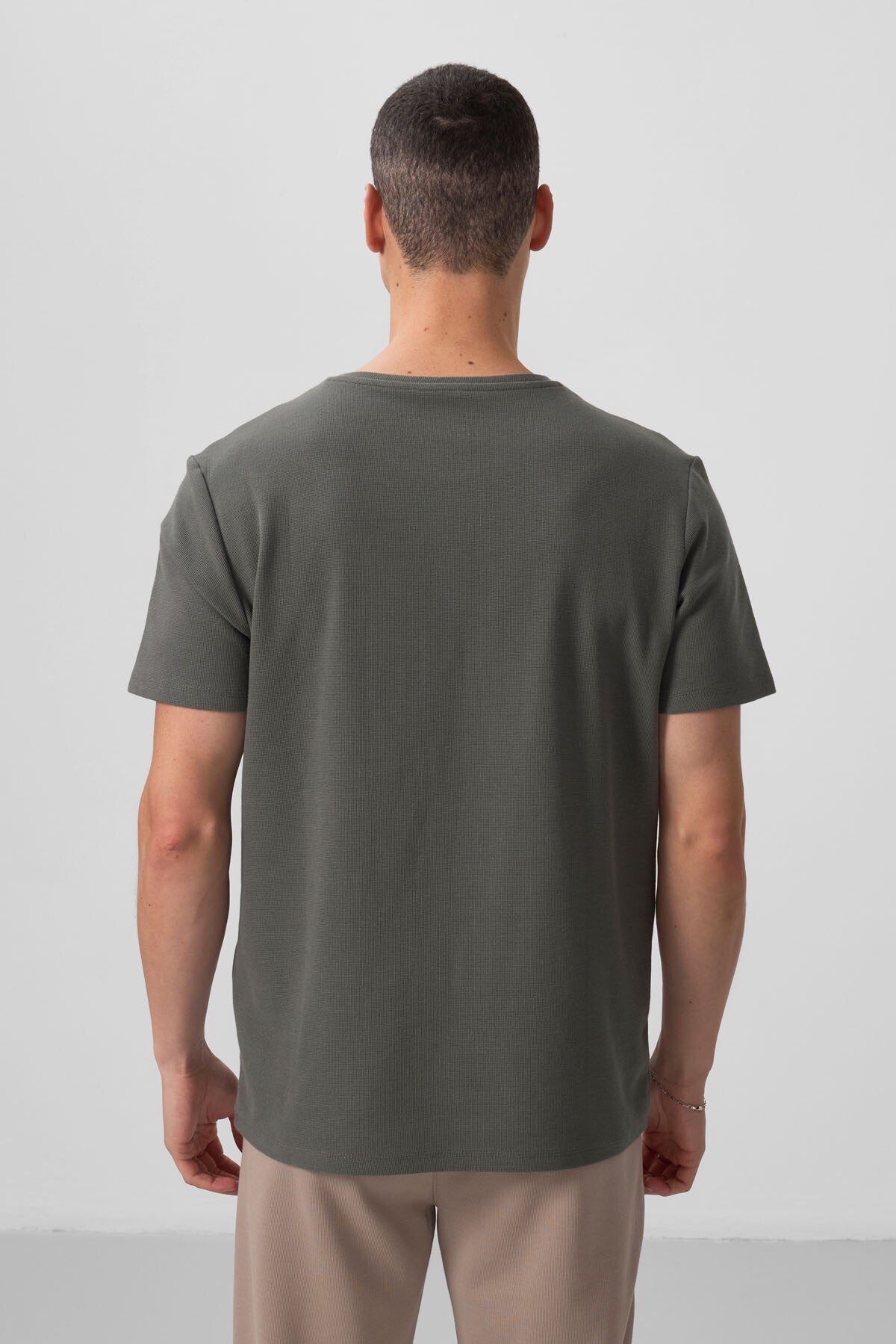 Image of Haki Yüzeyi Dokulu Rahat Form Basic Erkek T-Shirt - 88436