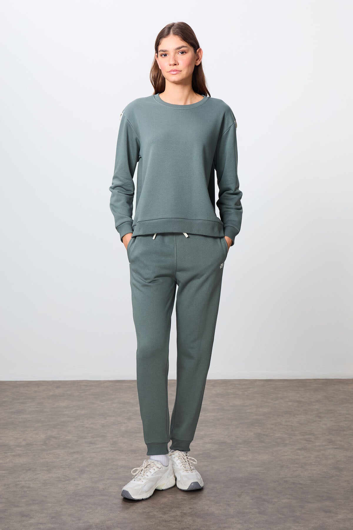 Image of Haki Kompakt Pamuklu Kalın Pürüzsüz Dokulu O Yaka Oversize Fit Kadın Eşofman Takım - 95341