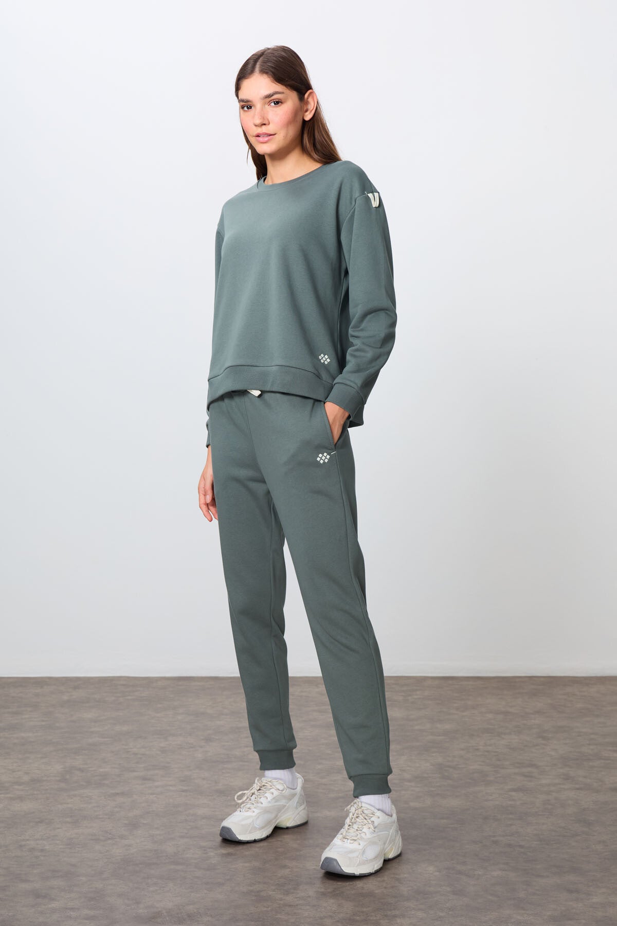 Image of Haki Kompakt Pamuklu Kalın Pürüzsüz Dokulu O Yaka Oversize Fit Kadın Eşofman Takım - 95341