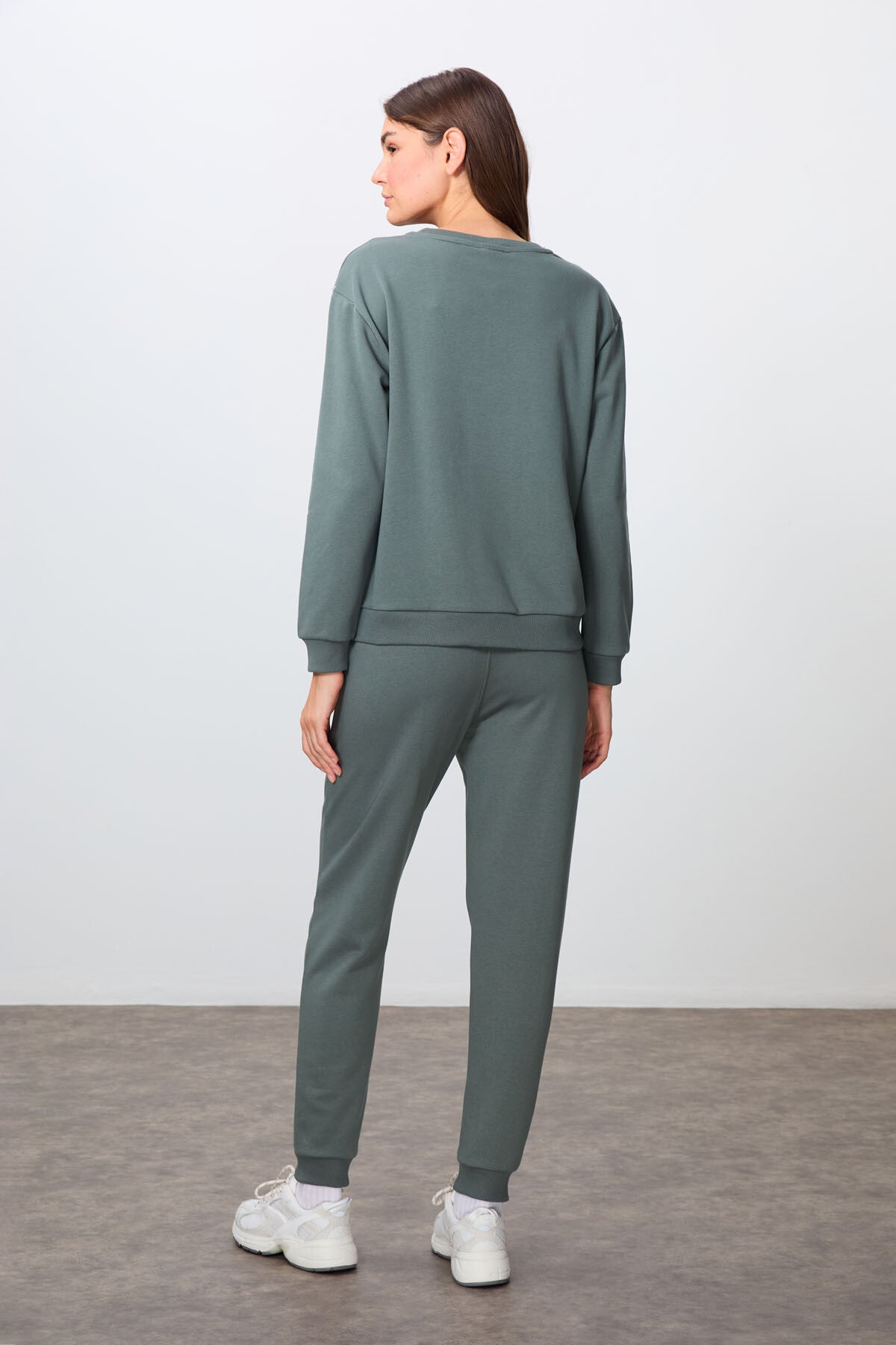 Image of Haki Kompakt Pamuklu Kalın Pürüzsüz Dokulu O Yaka Oversize Fit Kadın Eşofman Takım - 95341