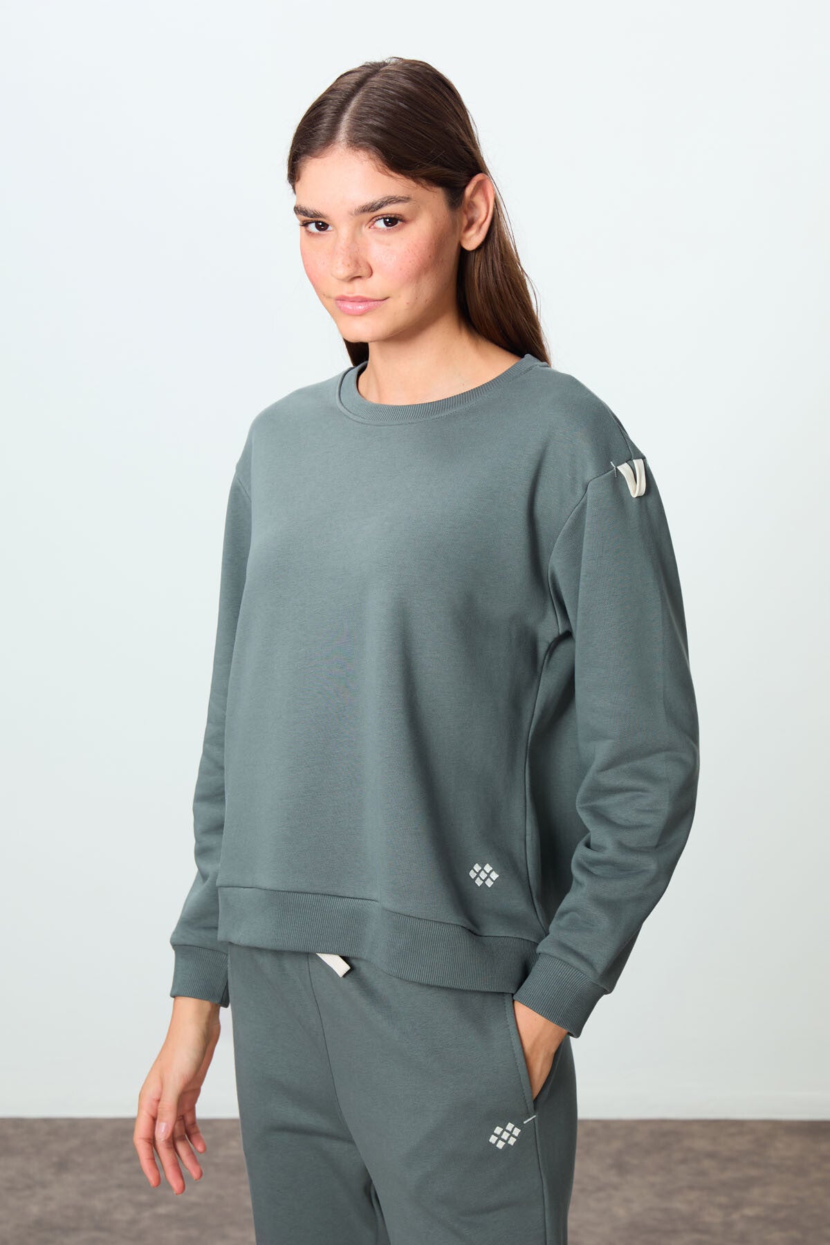 Image of Haki Kompakt Pamuklu Kalın Pürüzsüz Dokulu O Yaka Oversize Fit Kadın Eşofman Takım - 95341