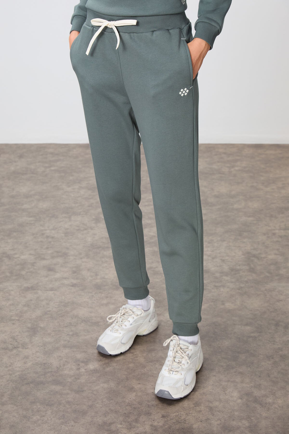 Image of Haki Kompakt Pamuklu Kalın Pürüzsüz Dokulu O Yaka Oversize Fit Kadın Eşofman Takım - 95341