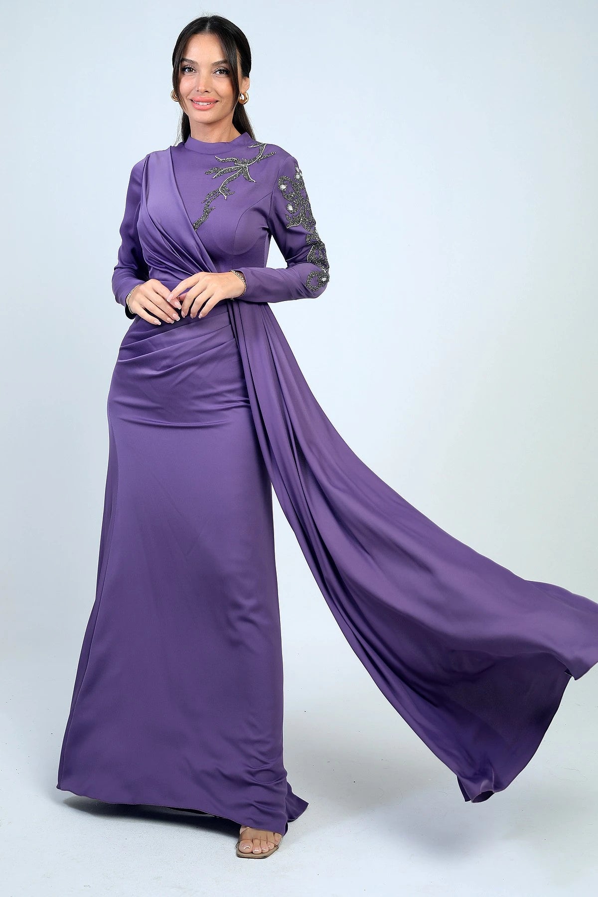 Image of Rochie hijab din crep satinat, cu imprimeu de pietre, cu încrețituri în față și căptușită