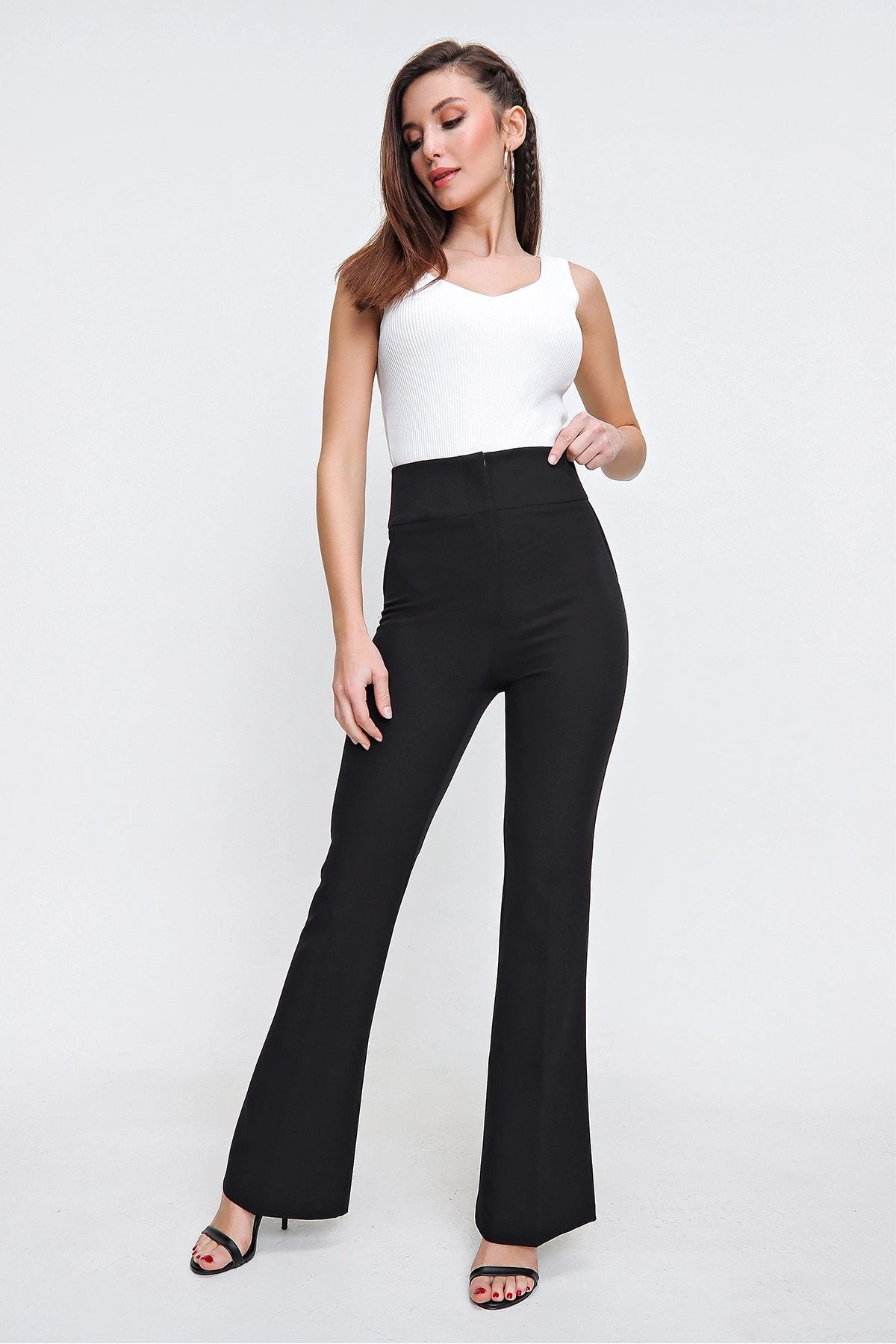 Image of Pantaloni largi, elastici, în stil spaniol, cu talie înaltă și buzunare