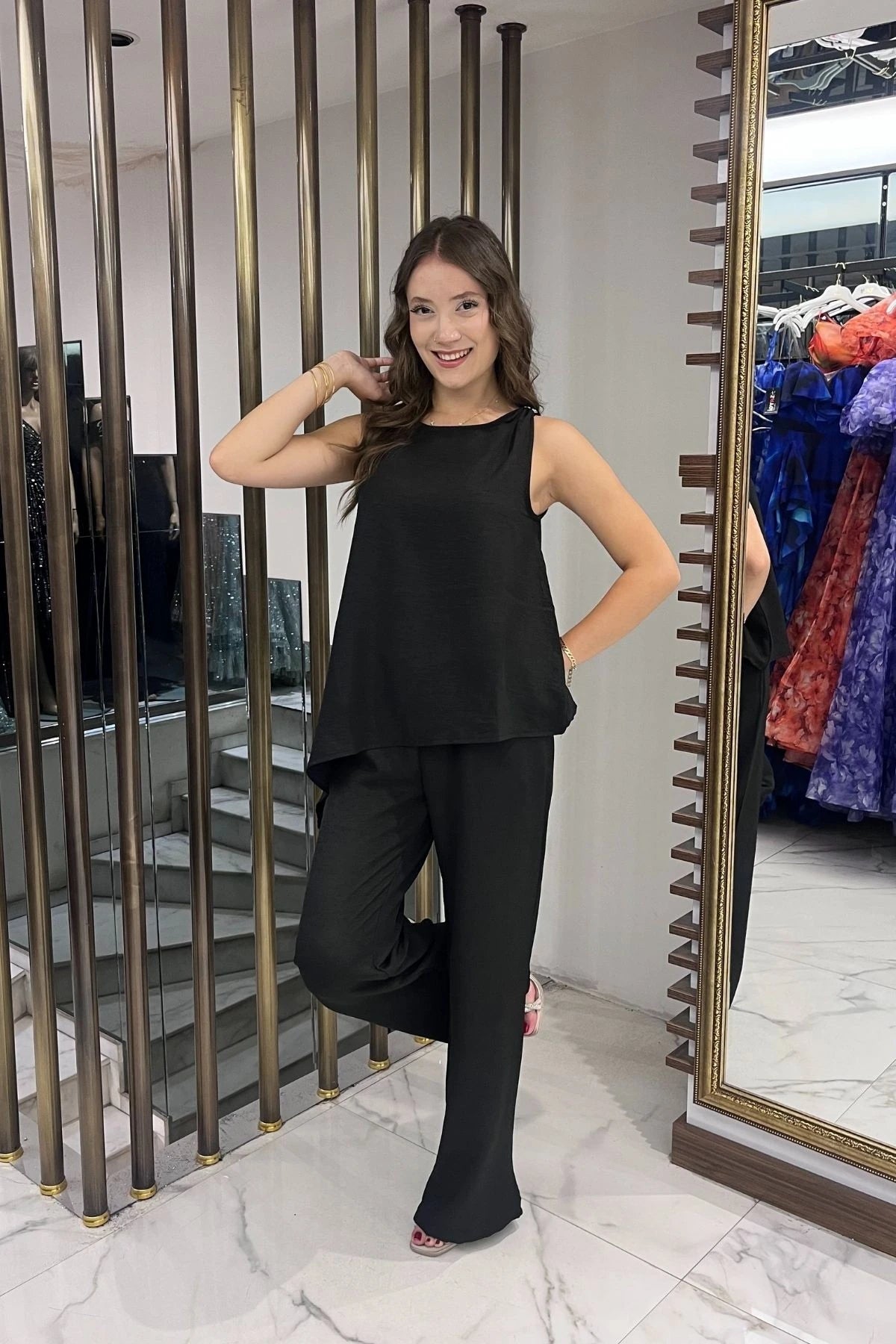 Image of Set de două piese din in pentru femei: bluză asimetrică cu fustă cu cataramă, talie elastică și pantaloni Palazzo cu buzunare.