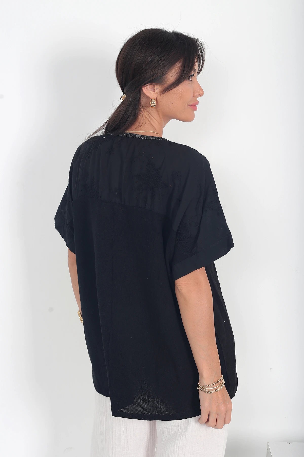 Image of Kadın İtalyan Keten Zınmbalı V Yaka Tek Cepli Omuzlar Nakış İşlemeli Oversize Cotton Bluz