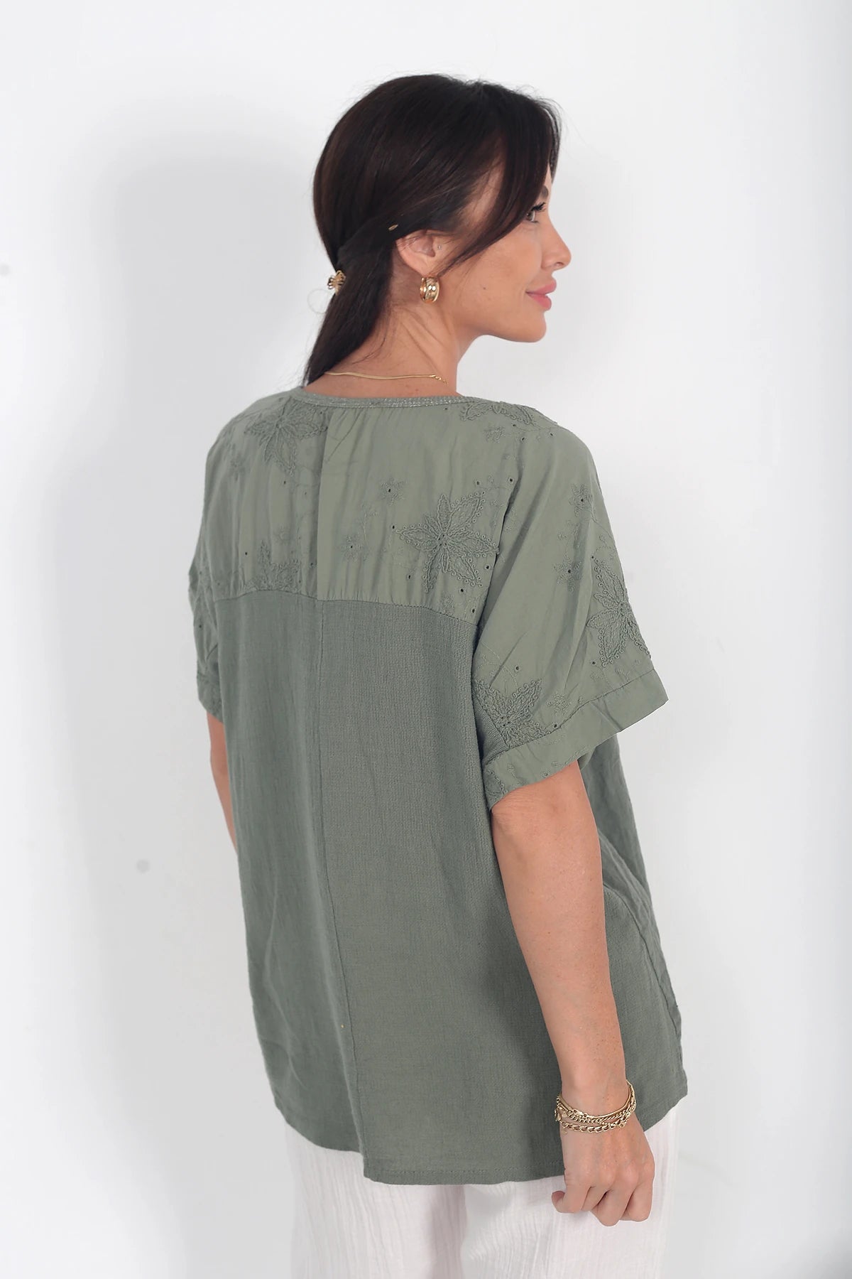 Image of Kadın İtalyan Keten Zınmbalı V Yaka Tek Cepli Omuzlar Nakış İşlemeli Oversize Cotton Bluz