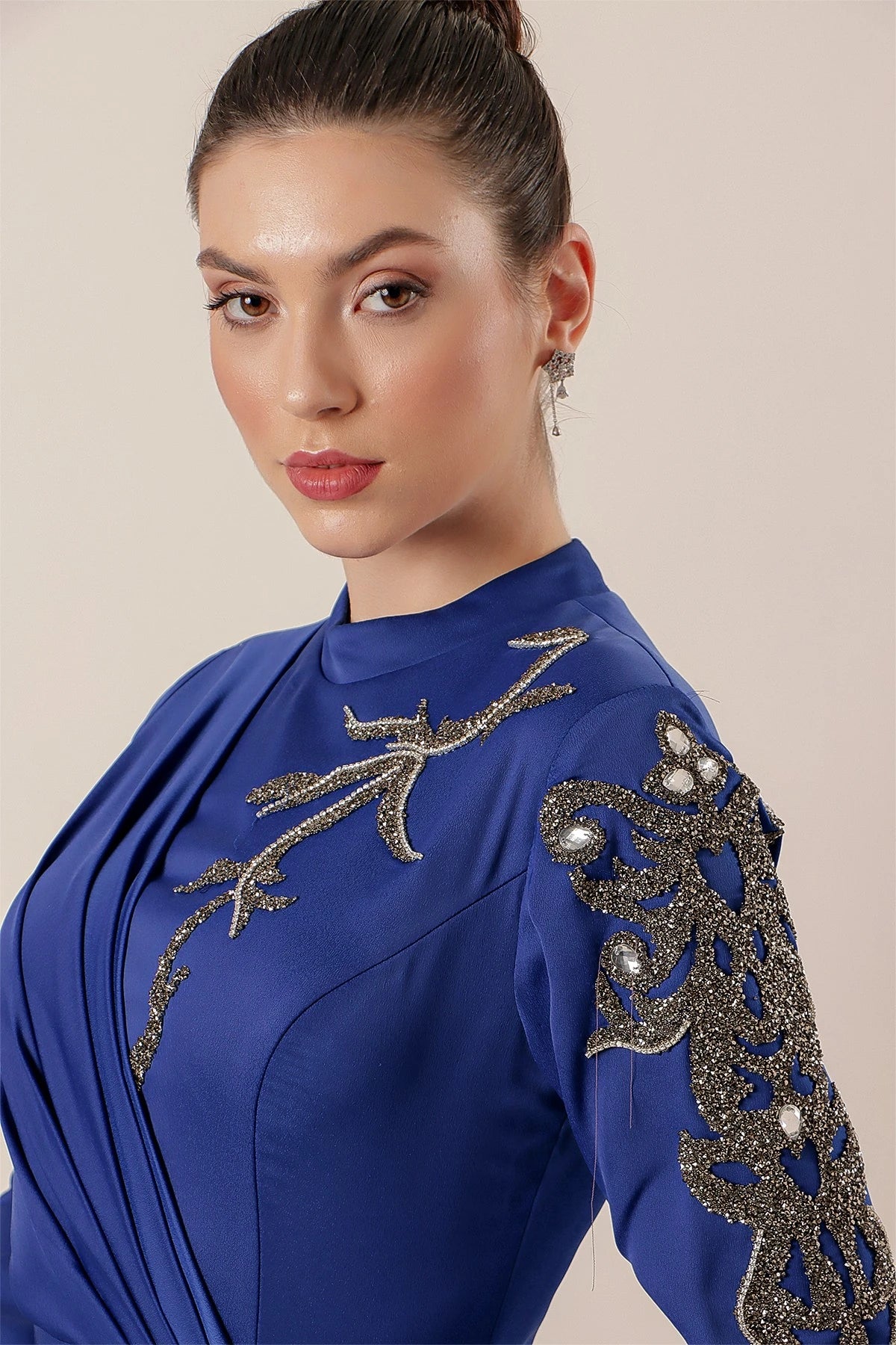 Image of Rochie hijab din crep satinat, cu imprimeu de pietre, cu încrețituri în față și căptușită
