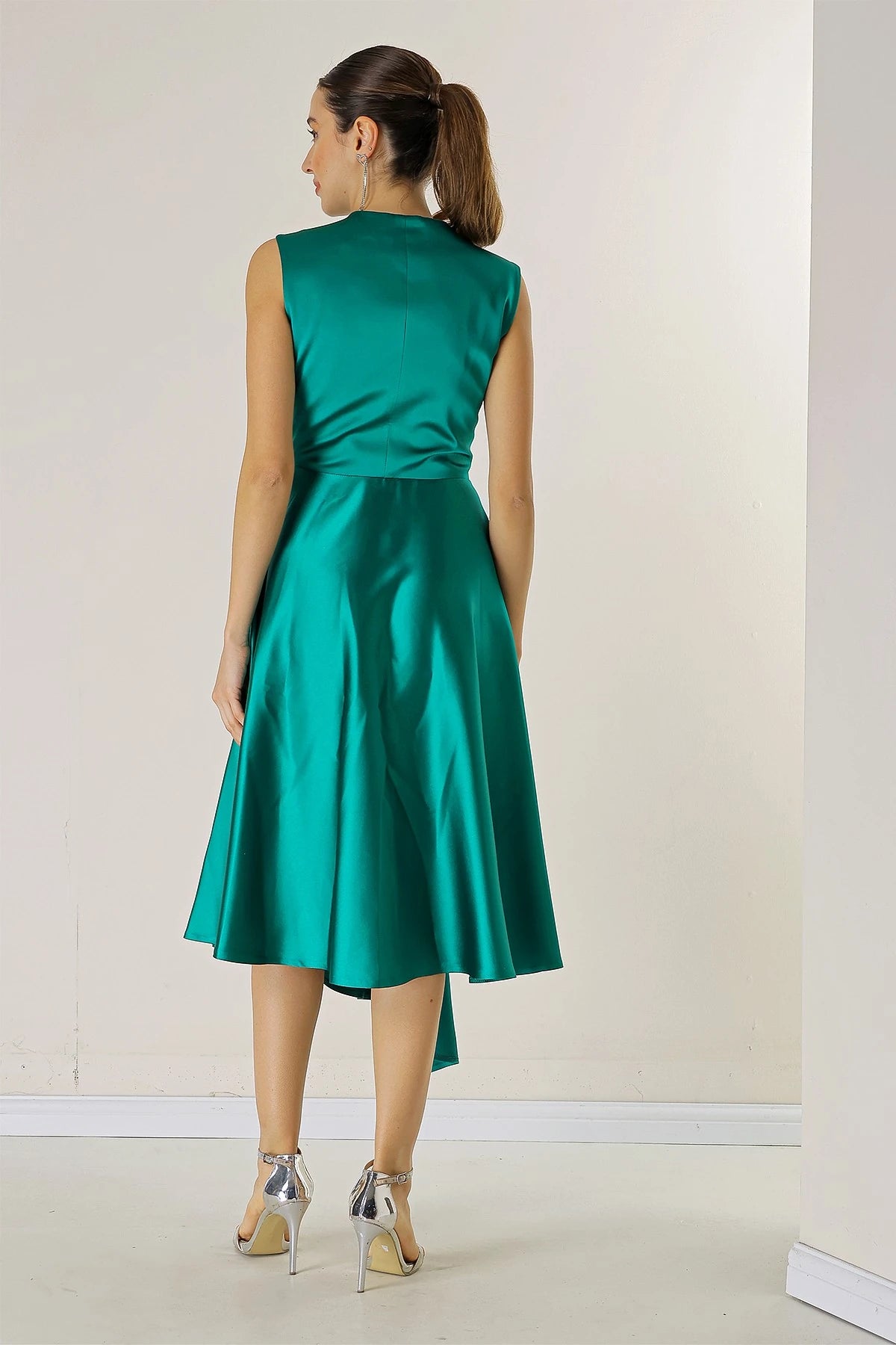 Image of Rochie din satin cu decolteu înfășurat și șireturi