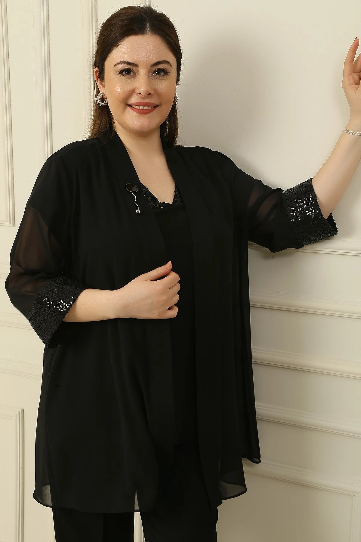 Image of V Yaka Pullu Kolsuz Bluz Bronşlu Kol Uçları Pullu Şifon Ceket Büyük Beden 2'li Takım