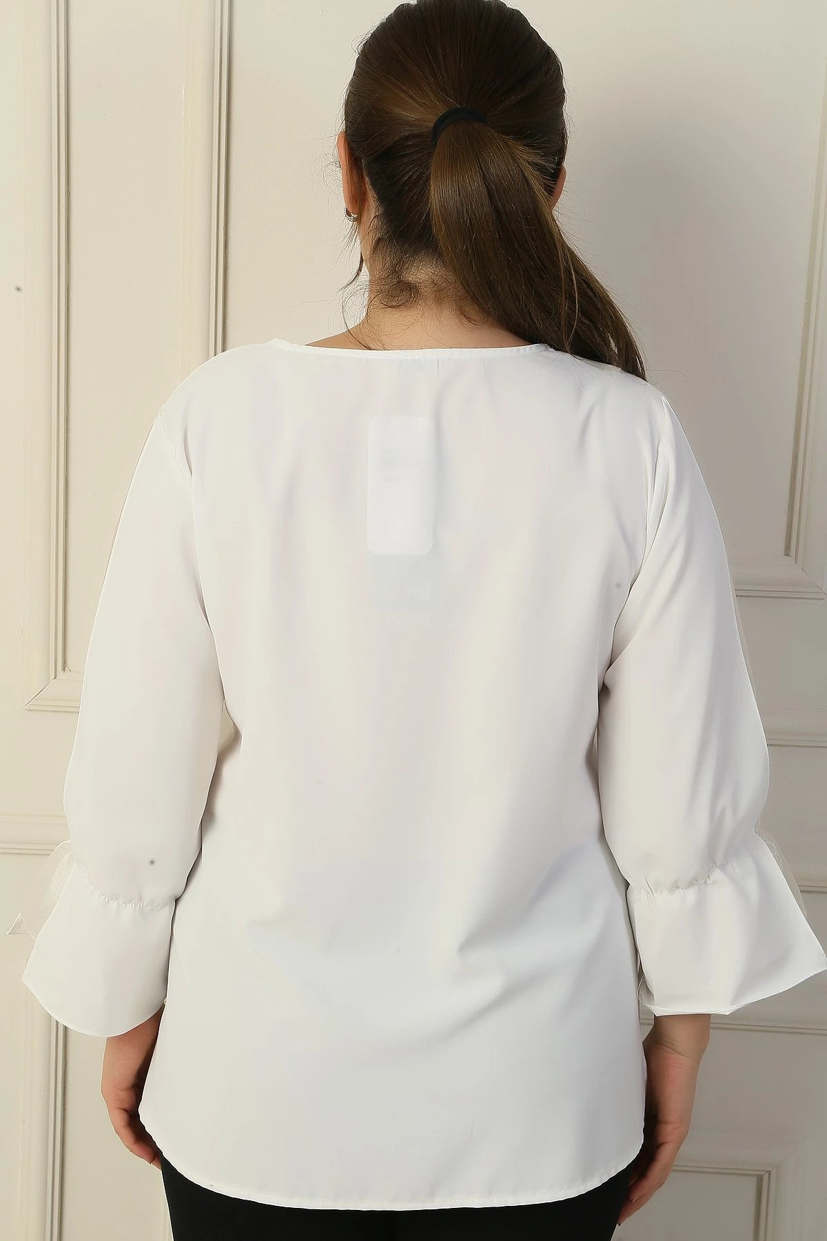 Image of Bluză BB din crep semi-organza cu decolteu în V
