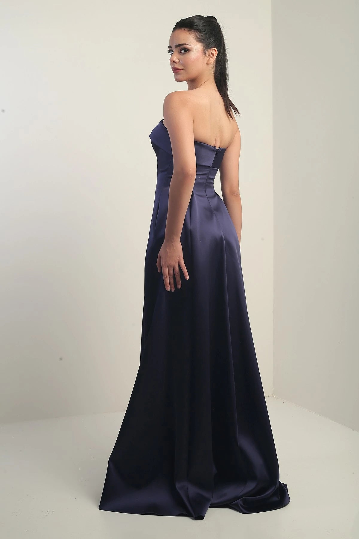 Image of Rochie de seară lungă din satin, fără bretele, cu căptușeală și buzunare pentru femei