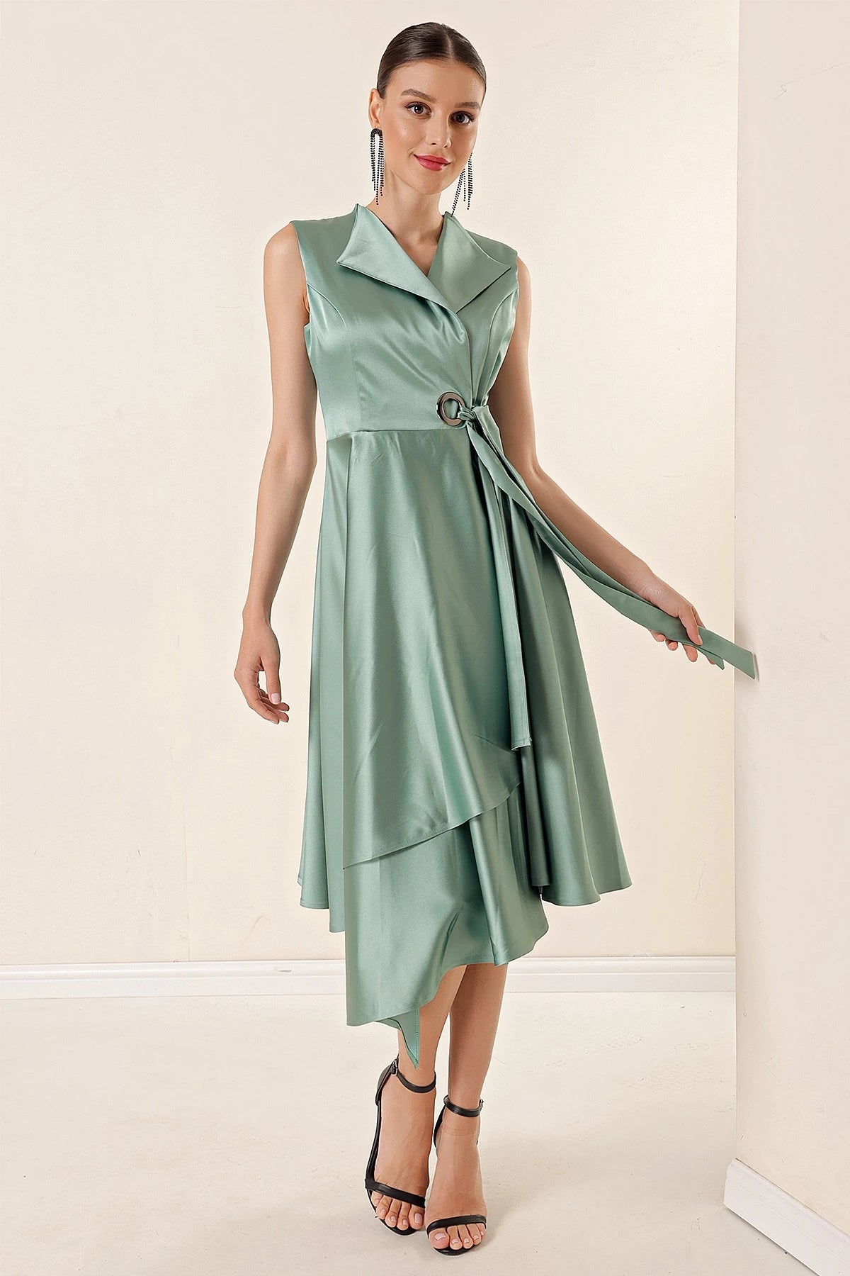 Image of Rochie din satin cu decolteu înfășurat și șireturi