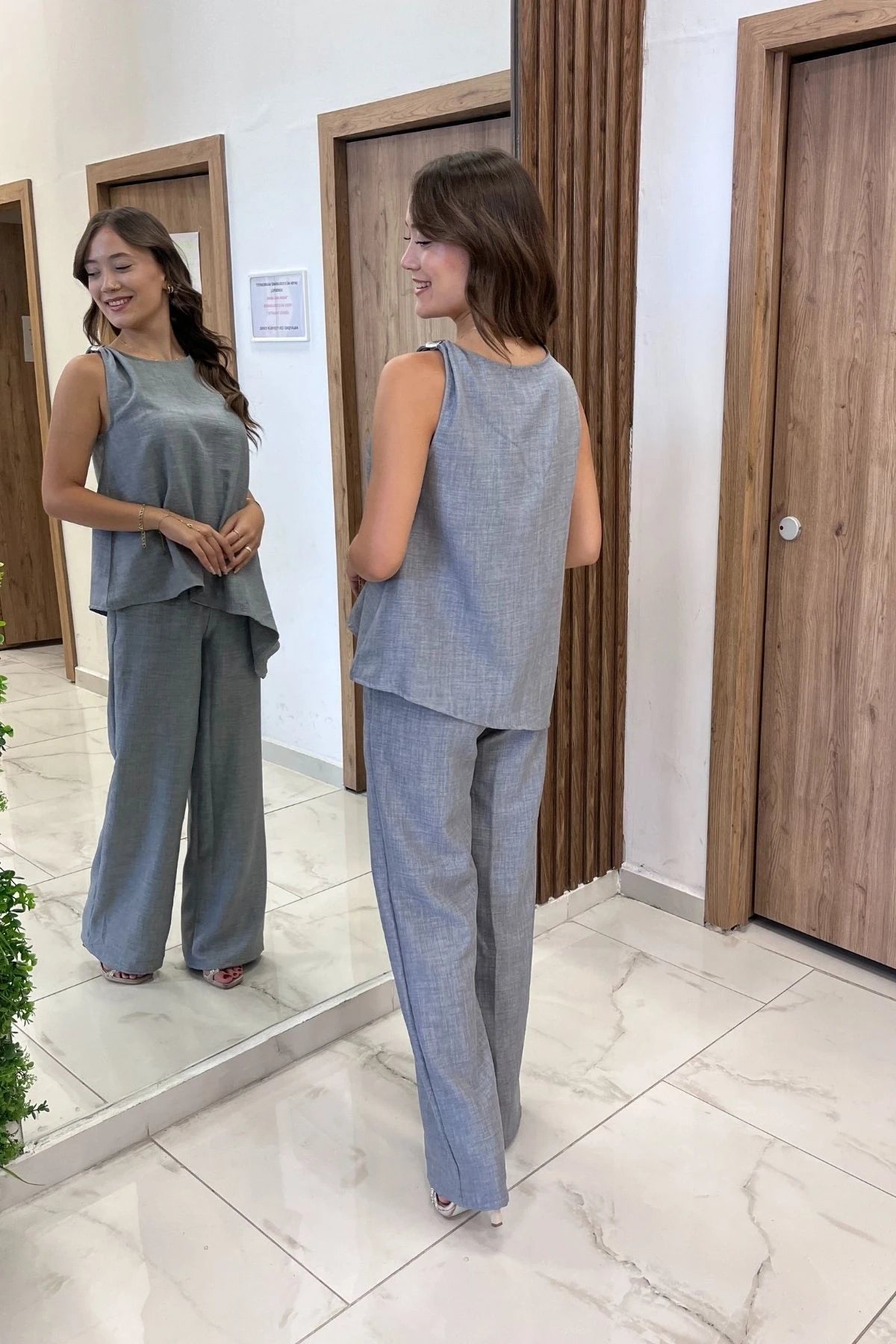 Image of Set de două piese din in pentru femei: bluză asimetrică cu fustă cu cataramă, talie elastică și pantaloni Palazzo cu buzunare.