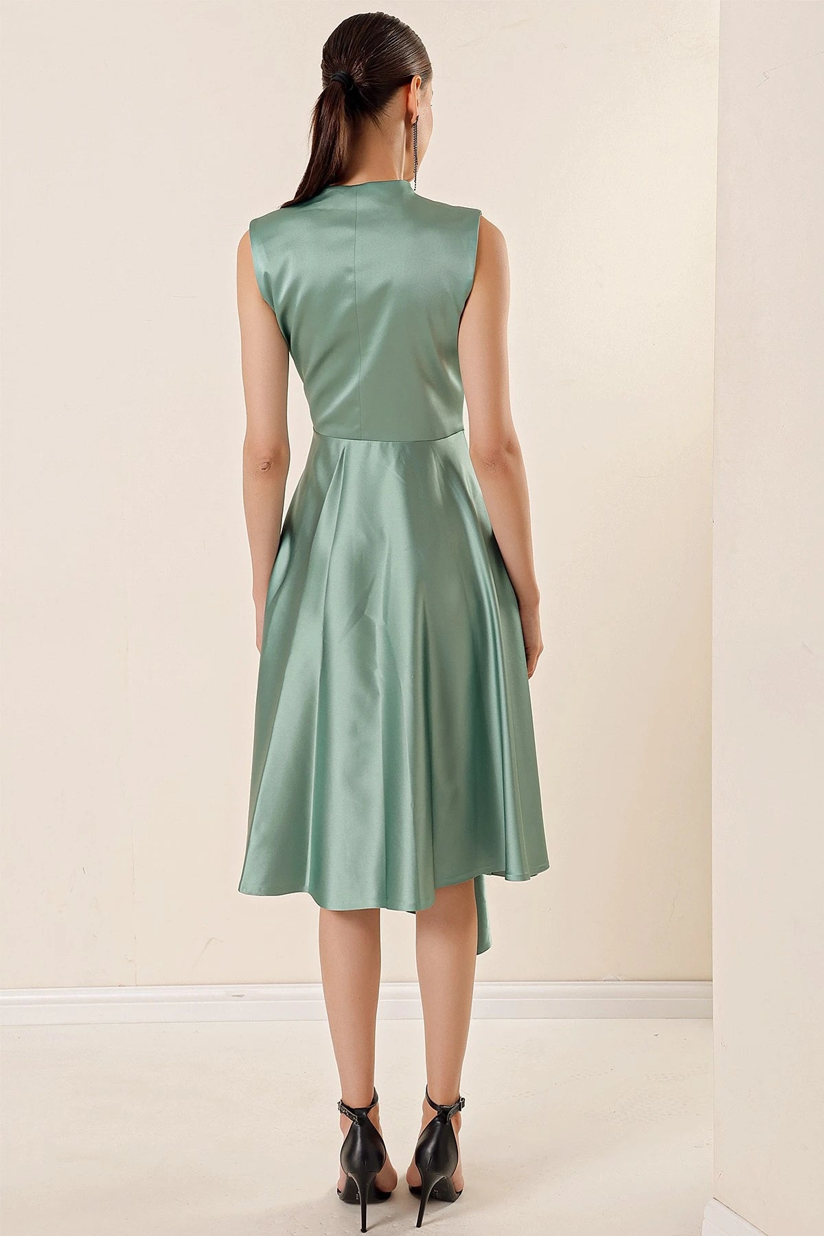 Image of Rochie din satin cu decolteu înfășurat și șireturi