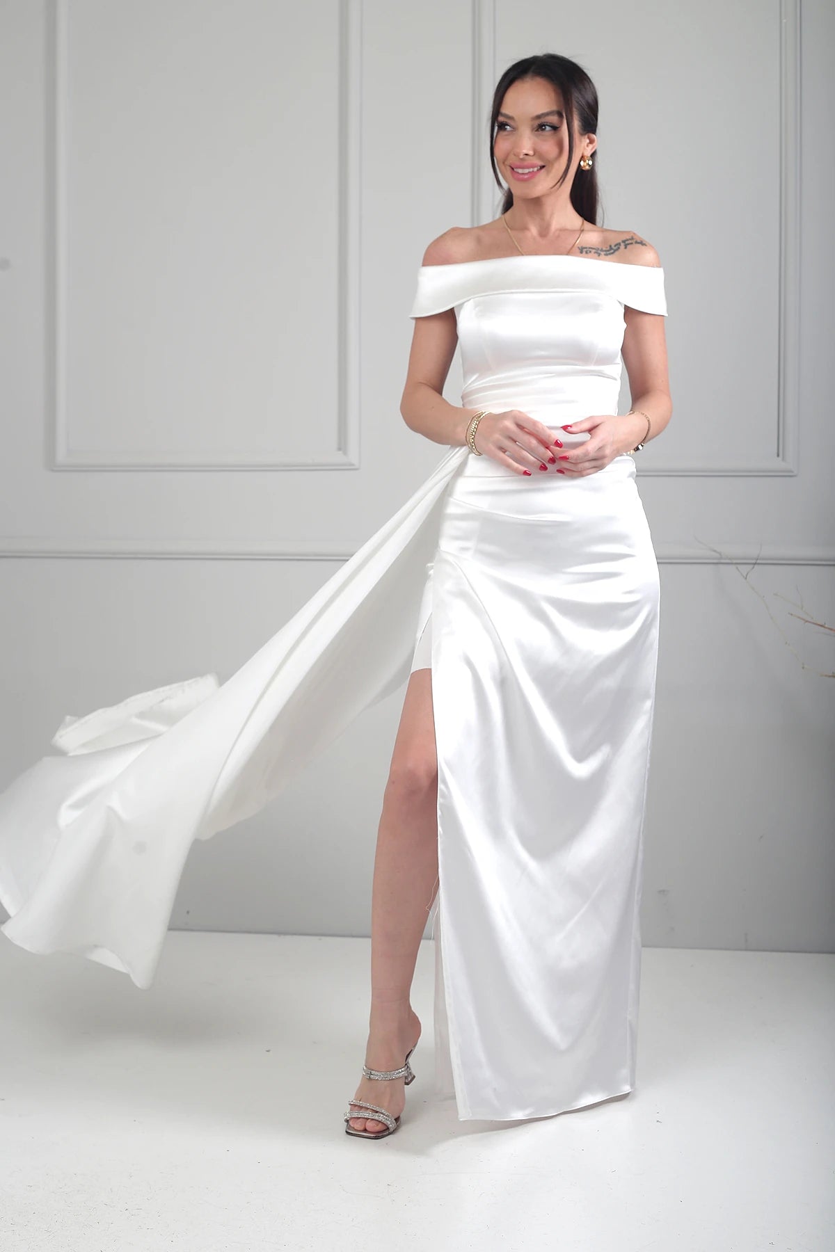 Image of Rochie lungă din satin cu decolteu Madonna și crăpătură pe o singură parte