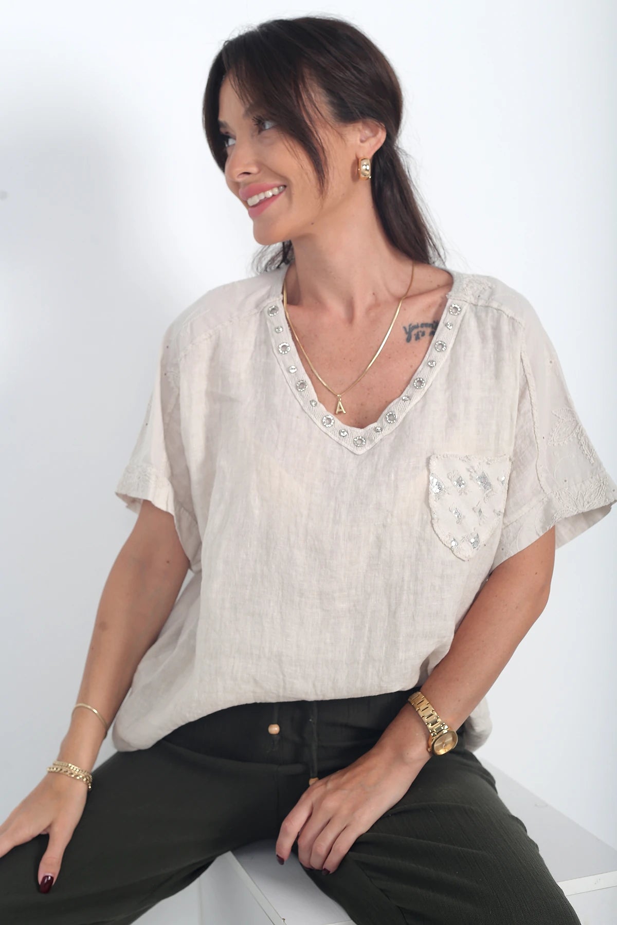 Image of Kadın İtalyan Keten Zınmbalı V Yaka Tek Cepli Omuzlar Nakış İşlemeli Oversize Cotton Bluz
