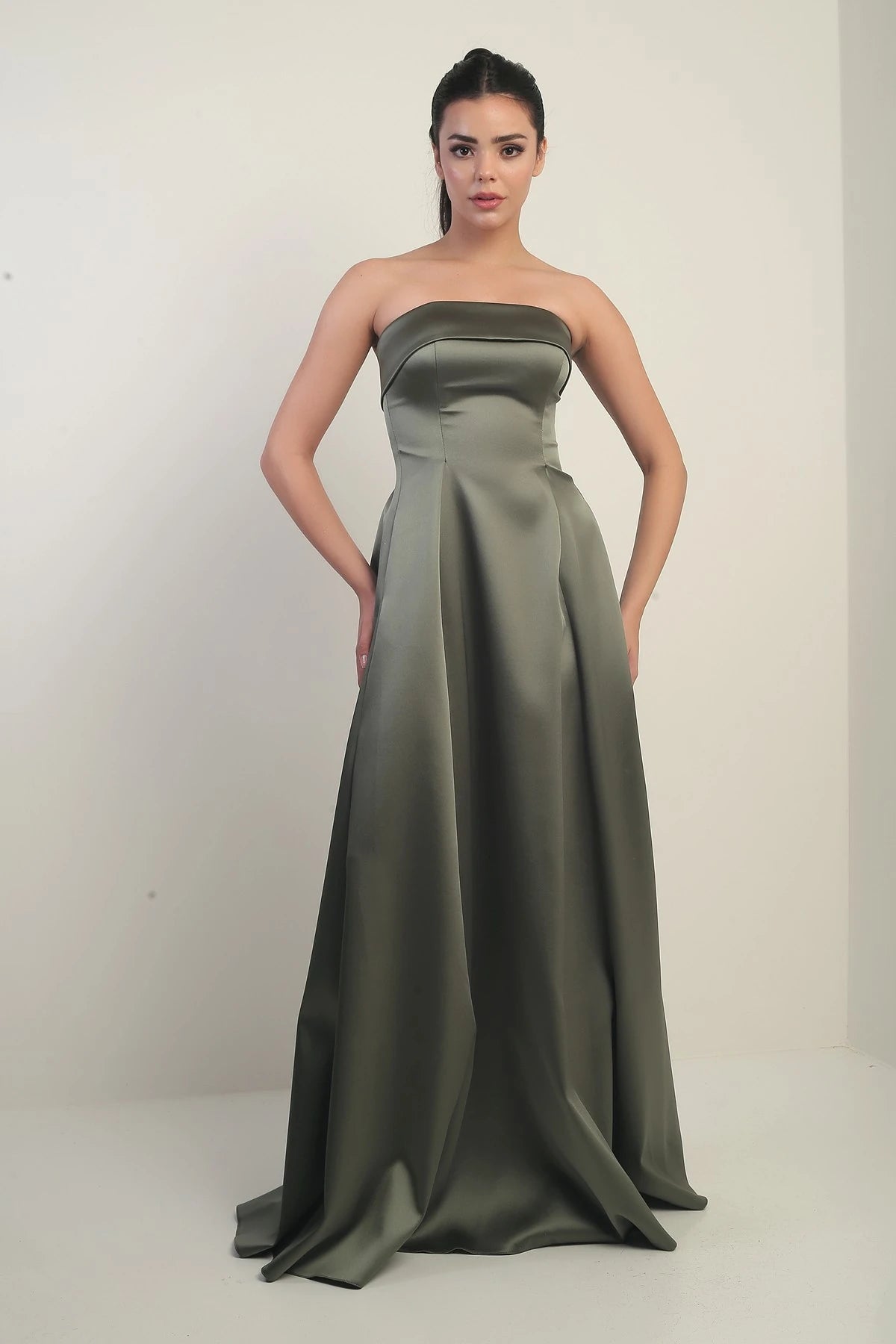 Image of Rochie de seară lungă din satin, fără bretele, cu căptușeală și buzunare pentru femei