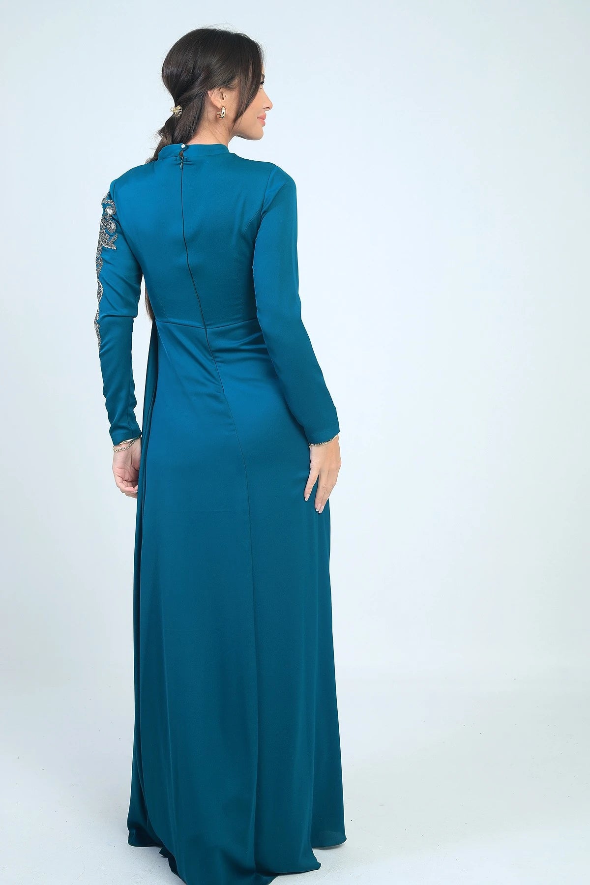 Image of Rochie hijab din crep satinat, cu imprimeu de pietre, cu încrețituri în față și căptușită