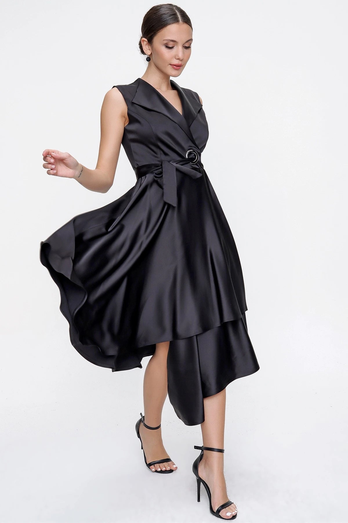 Image of Rochie din satin cu decolteu înfășurat și șireturi