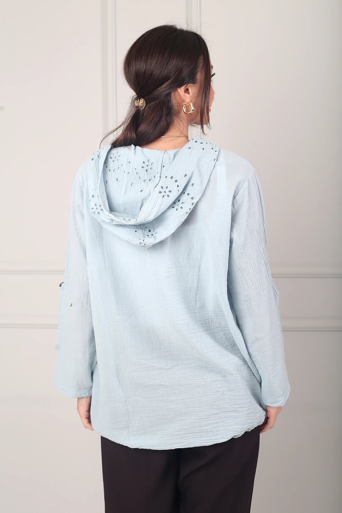 Image of Kadın Kapüşonlu Önü Düğmeli Cepli  Brode Fisto İşlemeli İtalyan Cotton Ceket