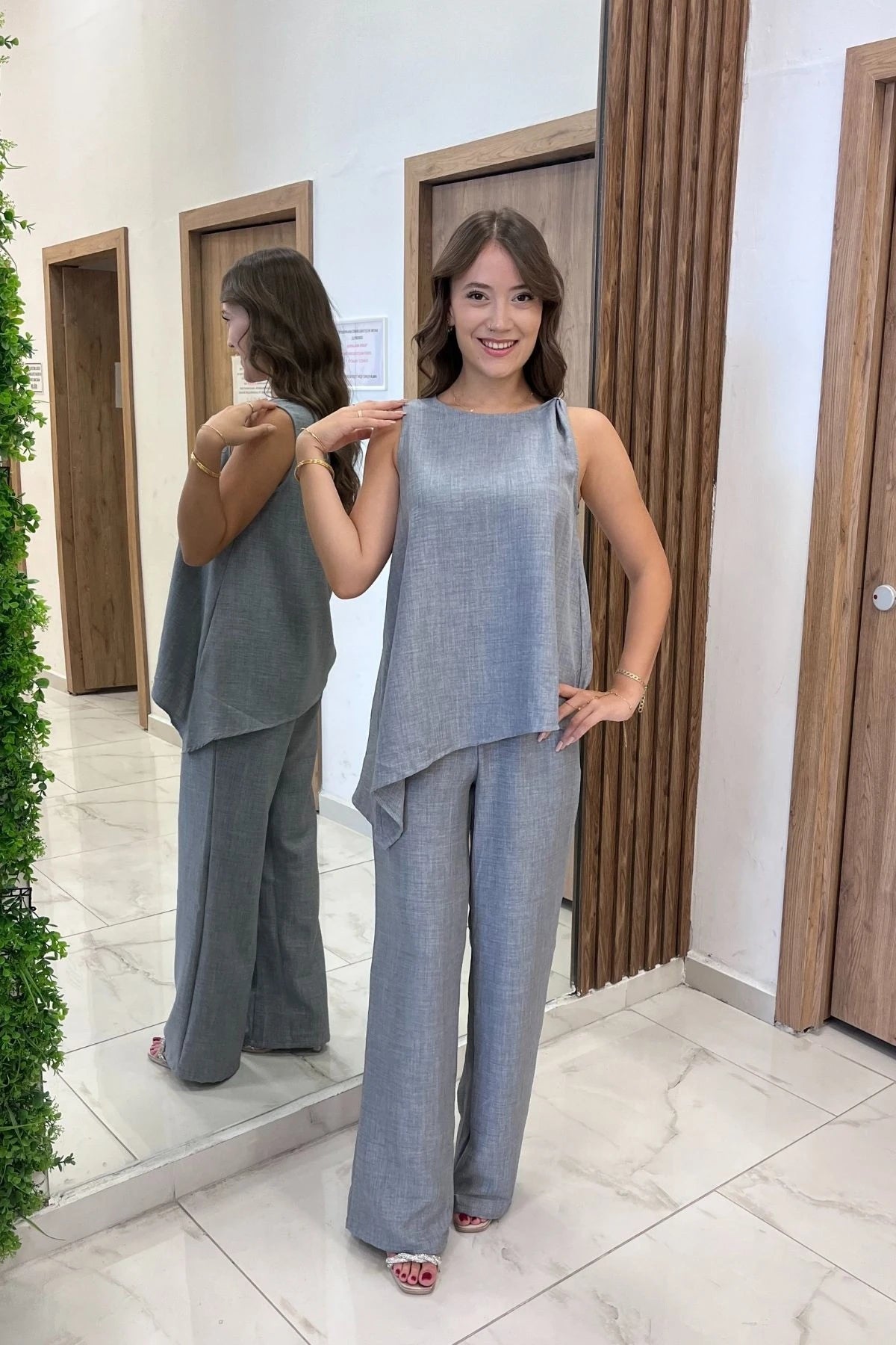 Image of Set de două piese din in pentru femei: bluză asimetrică cu fustă cu cataramă, talie elastică și pantaloni Palazzo cu buzunare.