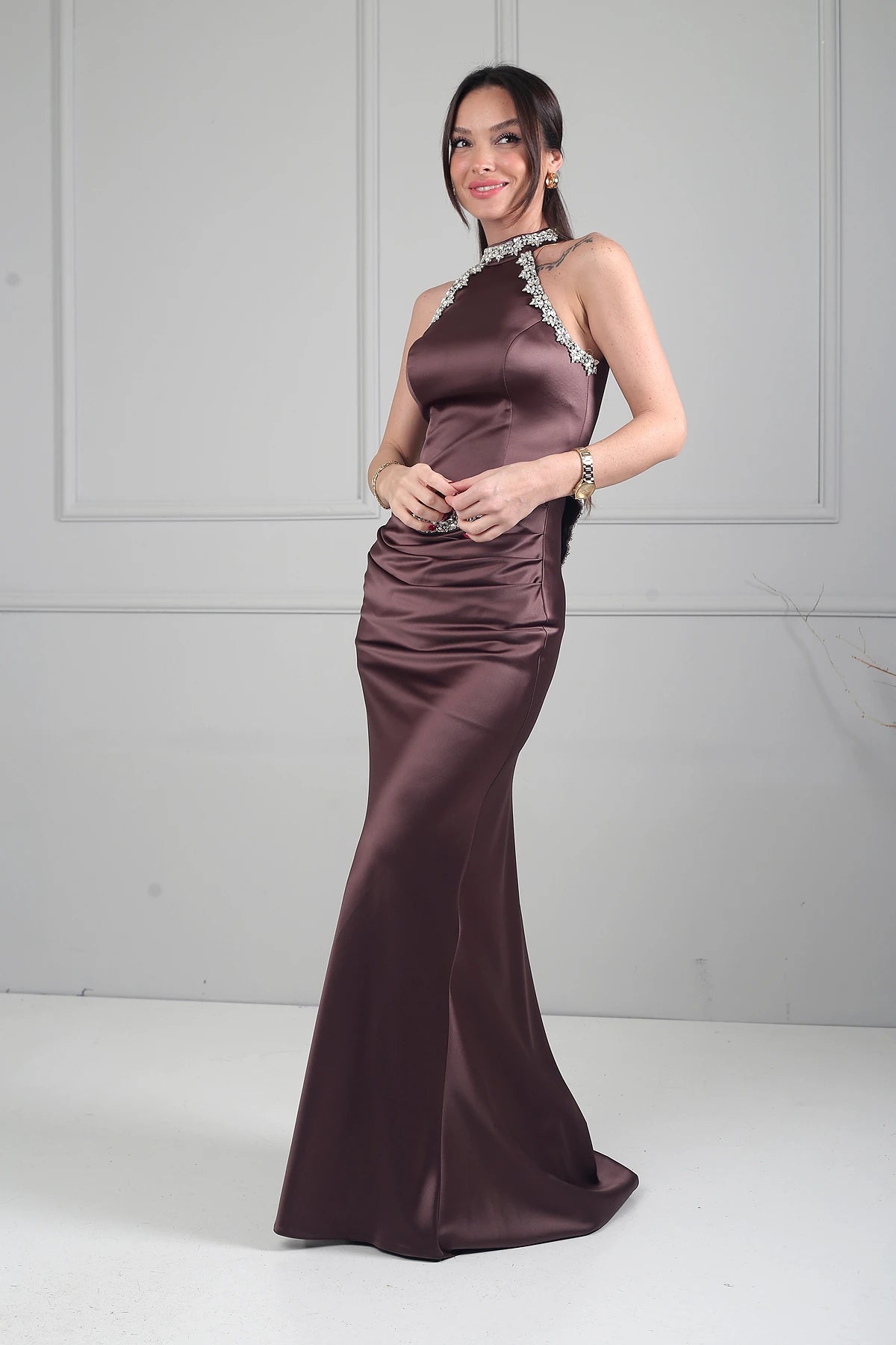 Image of Kadın Halter Yaka Astarlı Taş Detaylı Uzun Saten Elbise