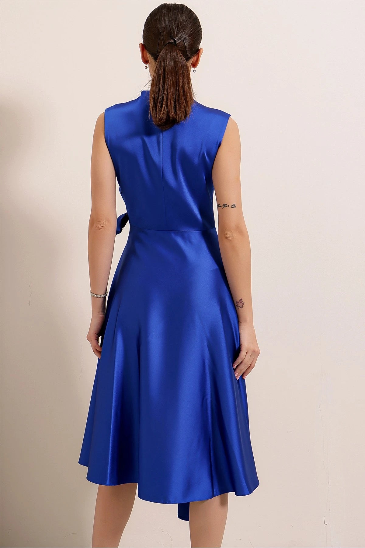 Image of Rochie din satin cu decolteu înfășurat și șireturi
