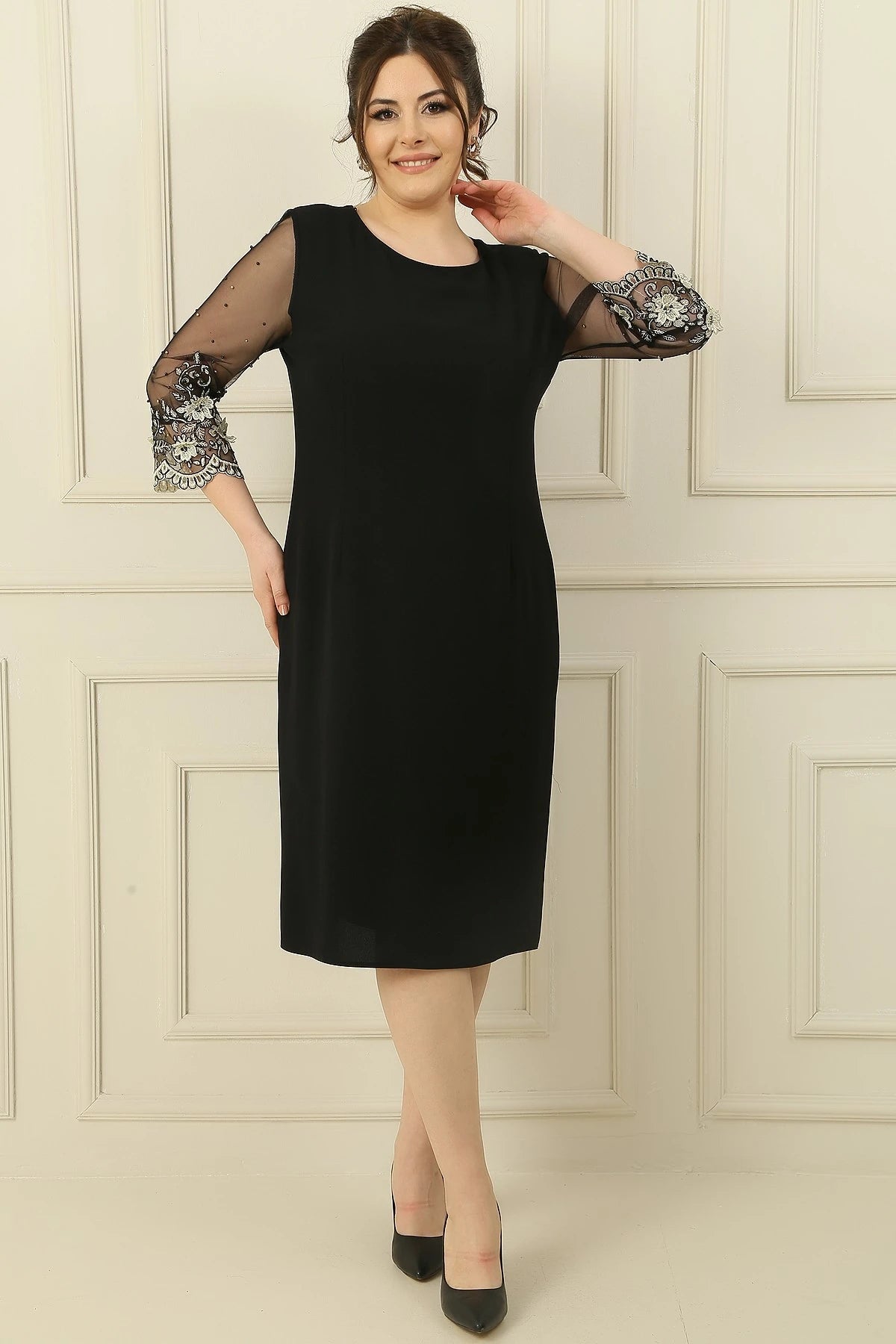 Image of Kolları Tül Boncuk Ve Çiçek Nakışlı Büyük Beden Astarlı Elbise