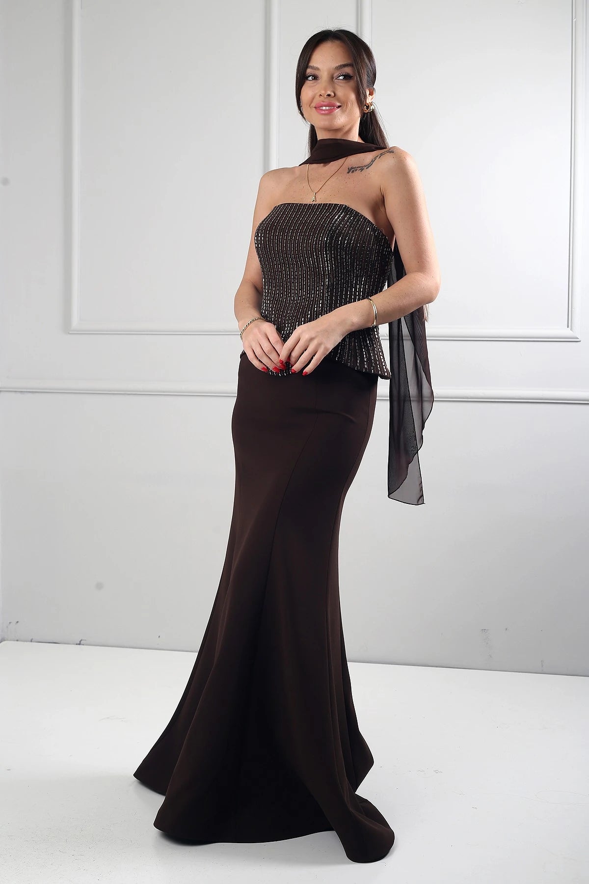 Image of Rochie de sirenă din crep cu decolteu fără bretele, cu armătură, decorațiuni cu pietre și căptușeală