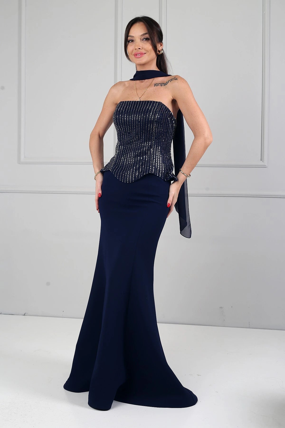 Image of Rochie de sirenă din crep cu decolteu fără bretele, cu armătură, decorațiuni cu pietre și căptușeală