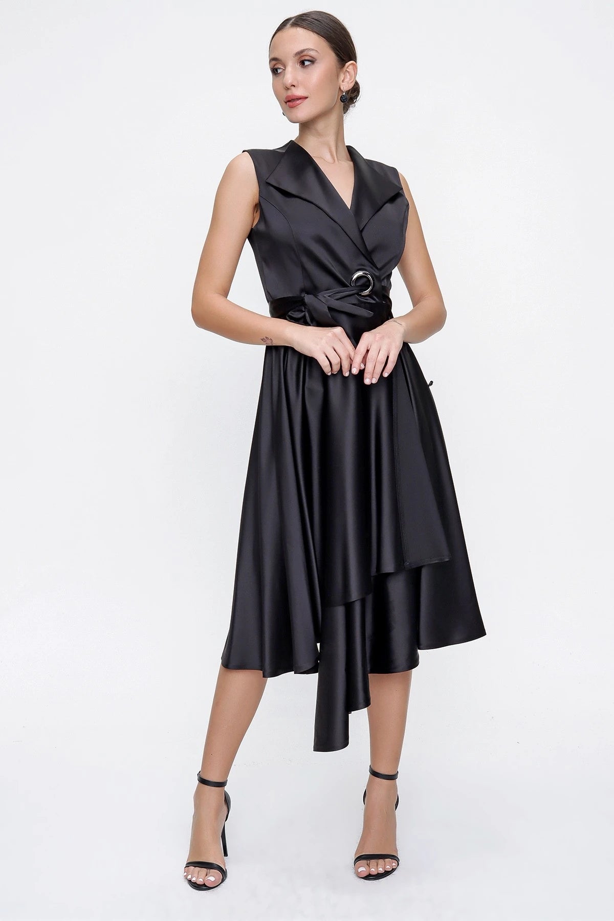 Image of Rochie din satin cu decolteu înfășurat și șireturi
