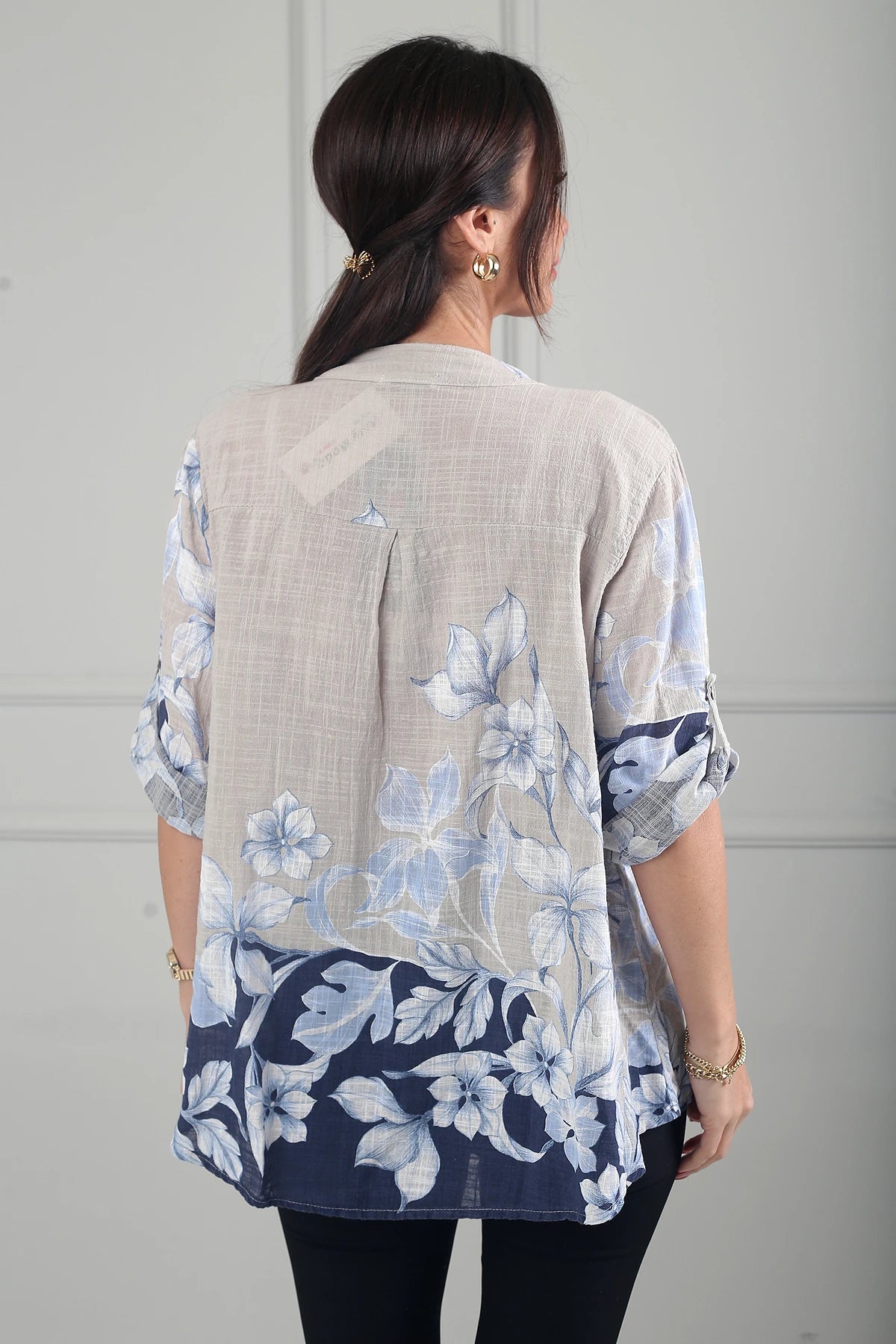 Image of Kadın Üç Düğme Detaylı Çiçek Desenli Tek Cepli İtalyan Cotton Oversize Bluz