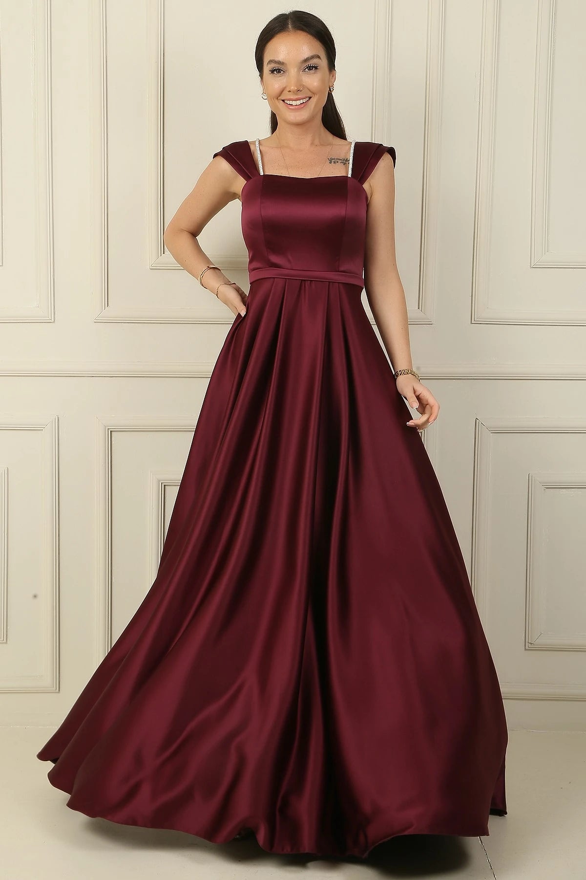 Image of Rochie lungă din satin, cu bretele, detalii cu pietre, decolteu pătrat și căptușită