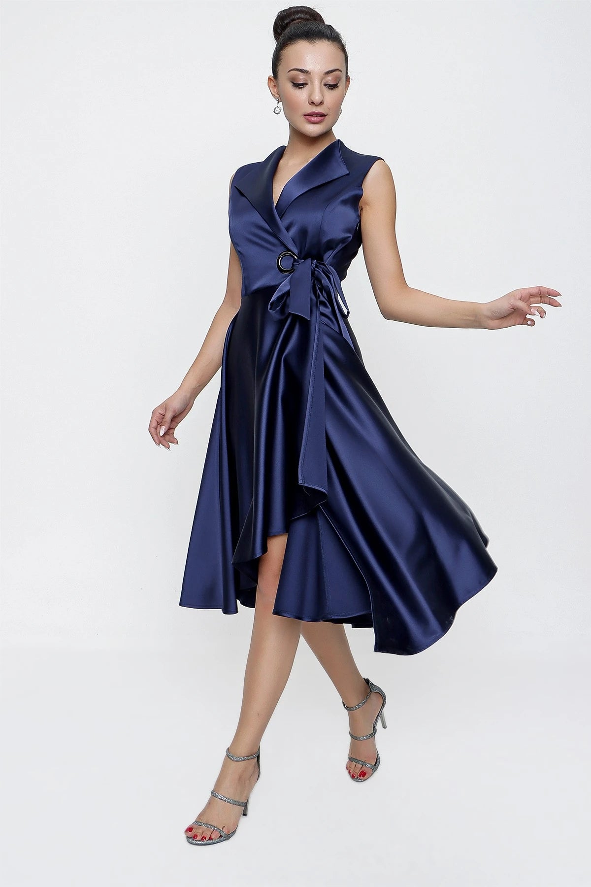 Image of Rochie din satin cu decolteu înfășurat și șireturi