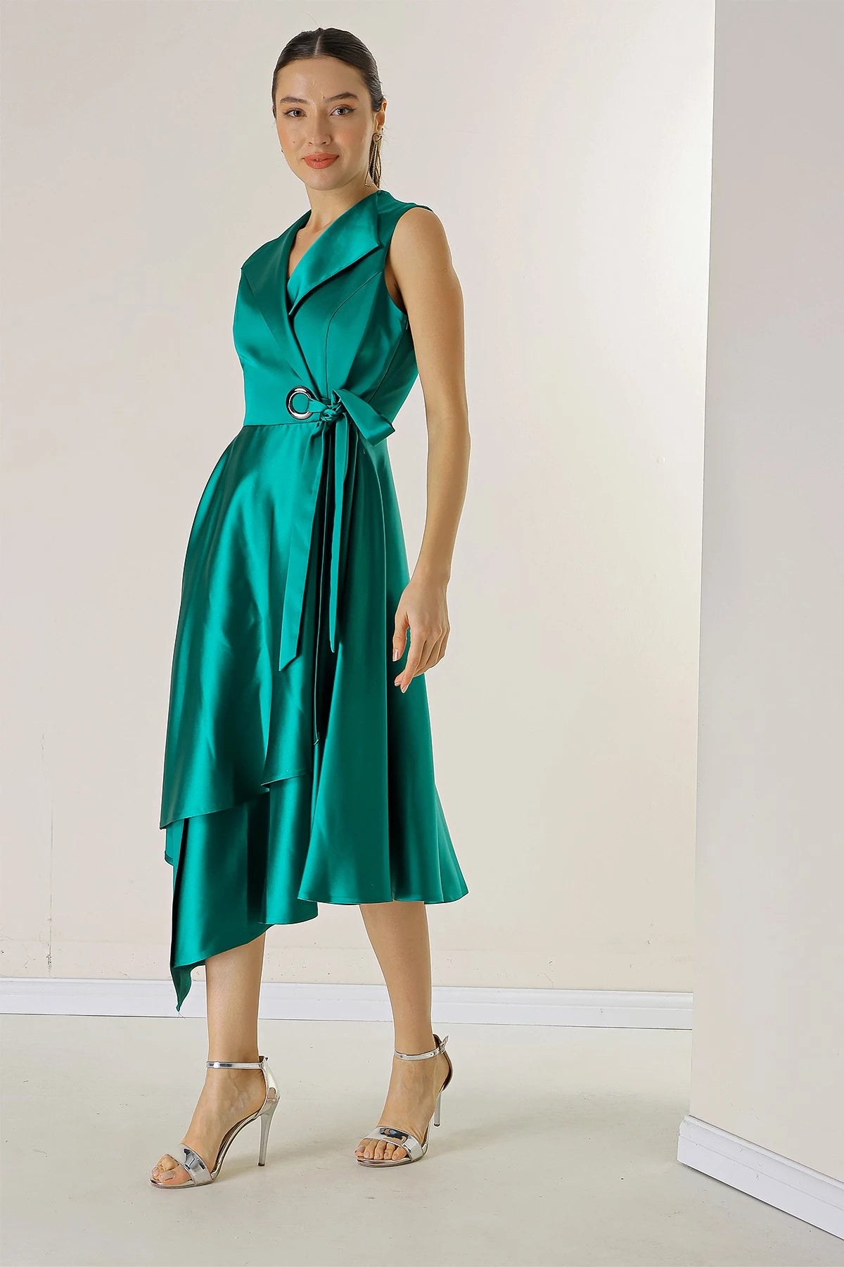 Image of Rochie din satin cu decolteu înfășurat și șireturi