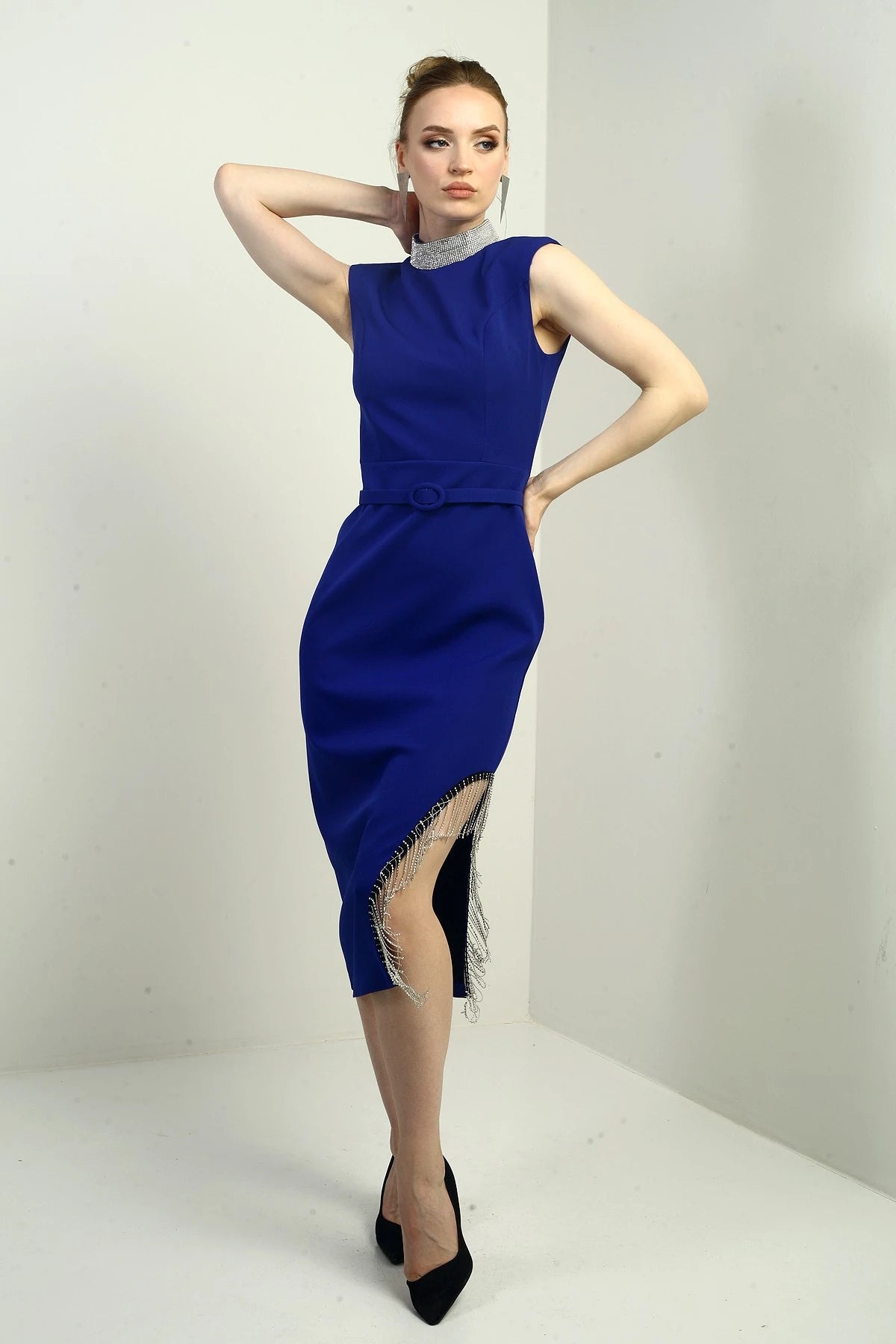 Image of Rochie midi pentru femei, cu guler mandarin, talie înaltă, cu detaliu de lanț lateral și crăpătură.